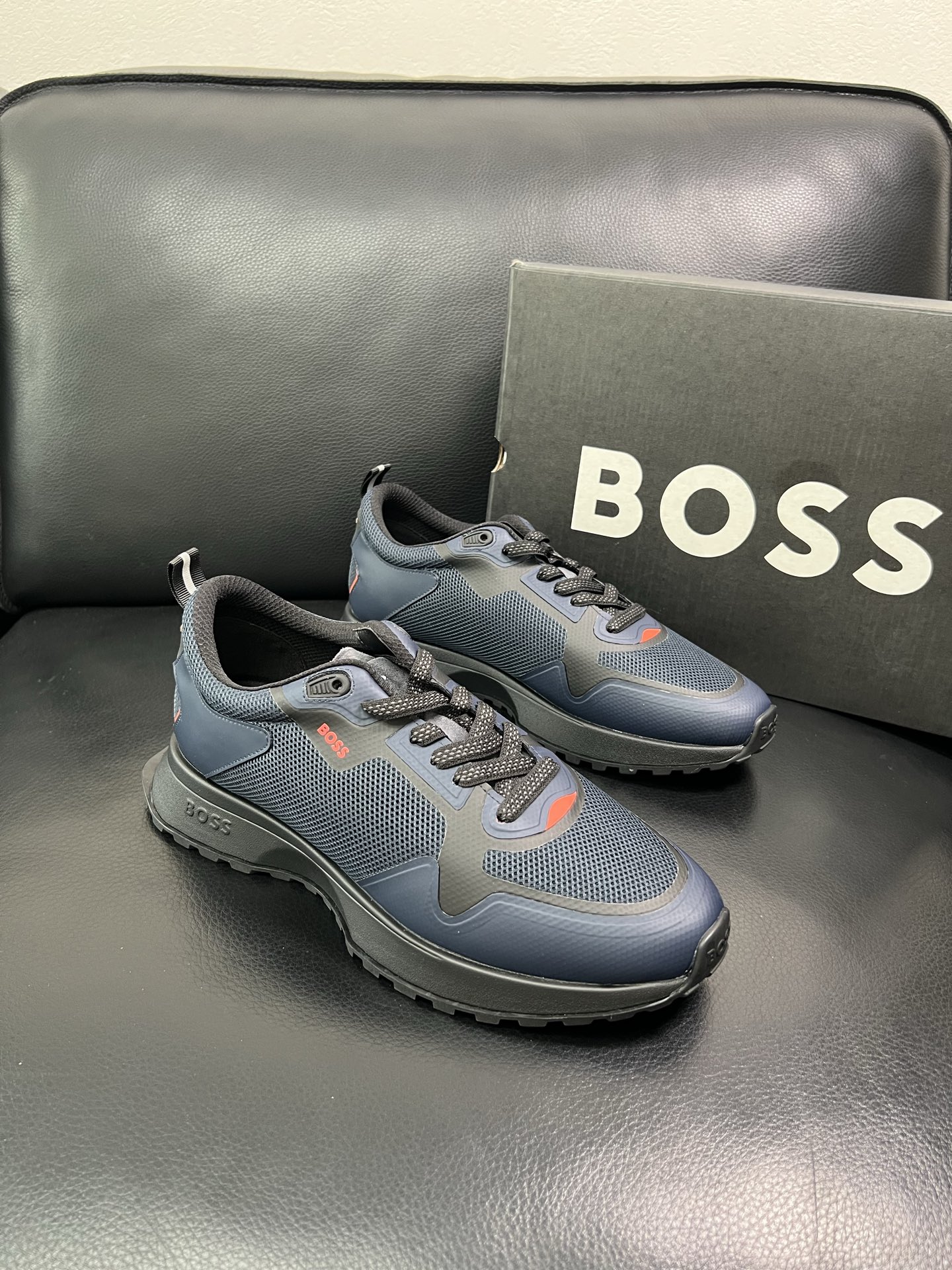 BOSS 顶级代购 博斯 专柜同步，鞋面意大利进口面料，透气网布里垫，鞋底：原厂特供原版底，独家活动成型