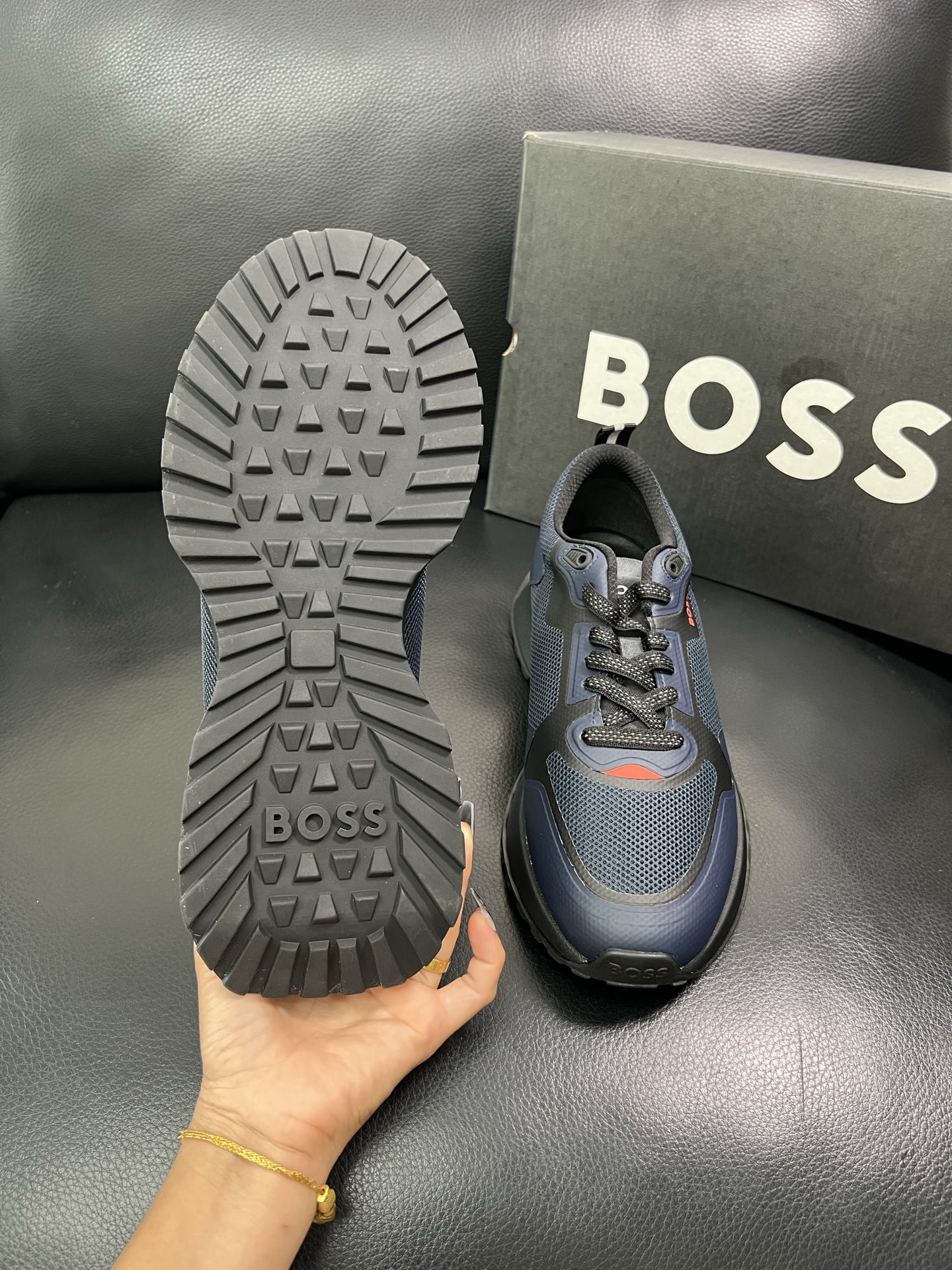 BOSS 顶级代购 博斯 专柜同步，鞋面意大利进口面料，透气网布里垫，鞋底：原厂特供原版底，独家活动成型