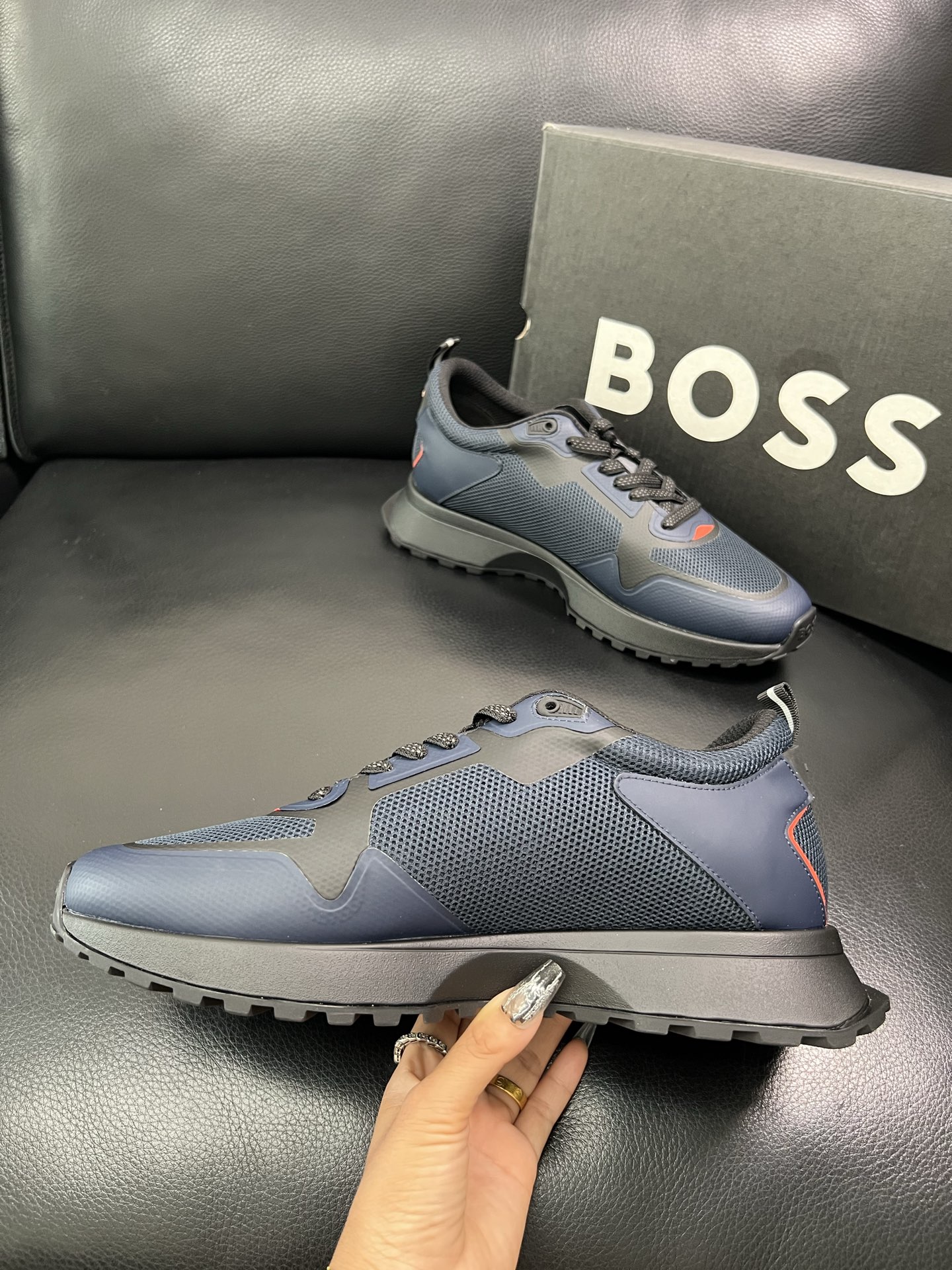 BOSS 顶级代购 博斯 专柜同步，鞋面意大利进口面料，透气网布里垫，鞋底：原厂特供原版底，独家活动成型