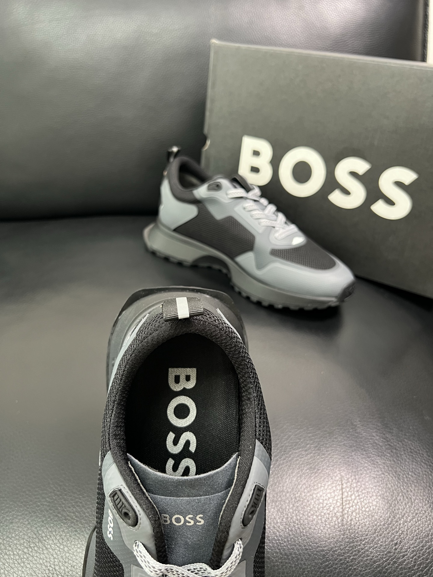 BOSS 顶级代购 博斯 专柜同步，鞋面意大利进口面料，透气网布里垫，鞋底：原厂特供原版底，独家活动成型