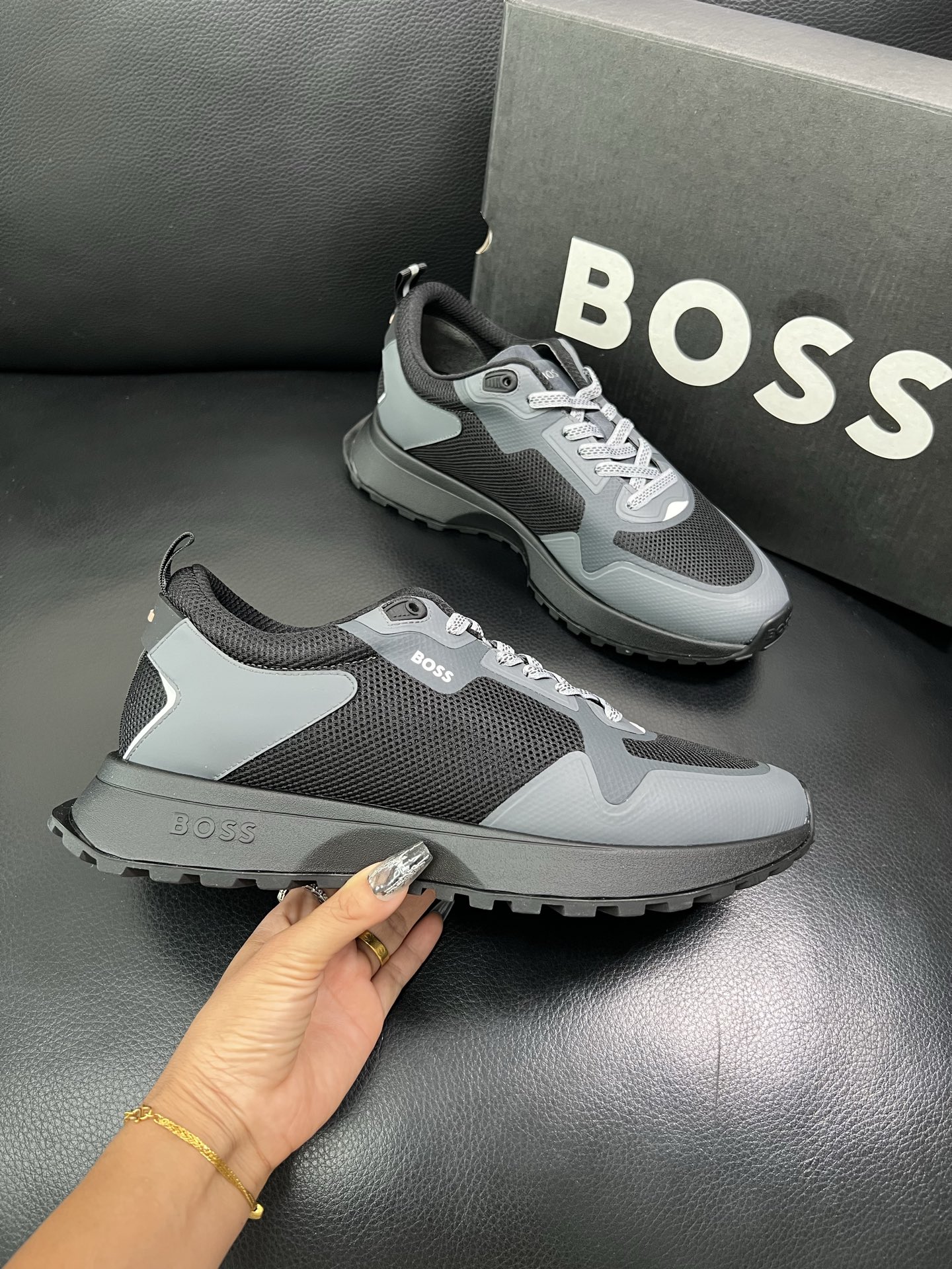 BOSS 顶级代购 博斯 专柜同步，鞋面意大利进口面料，透气网布里垫，鞋底：原厂特供原版底，独家活动成型