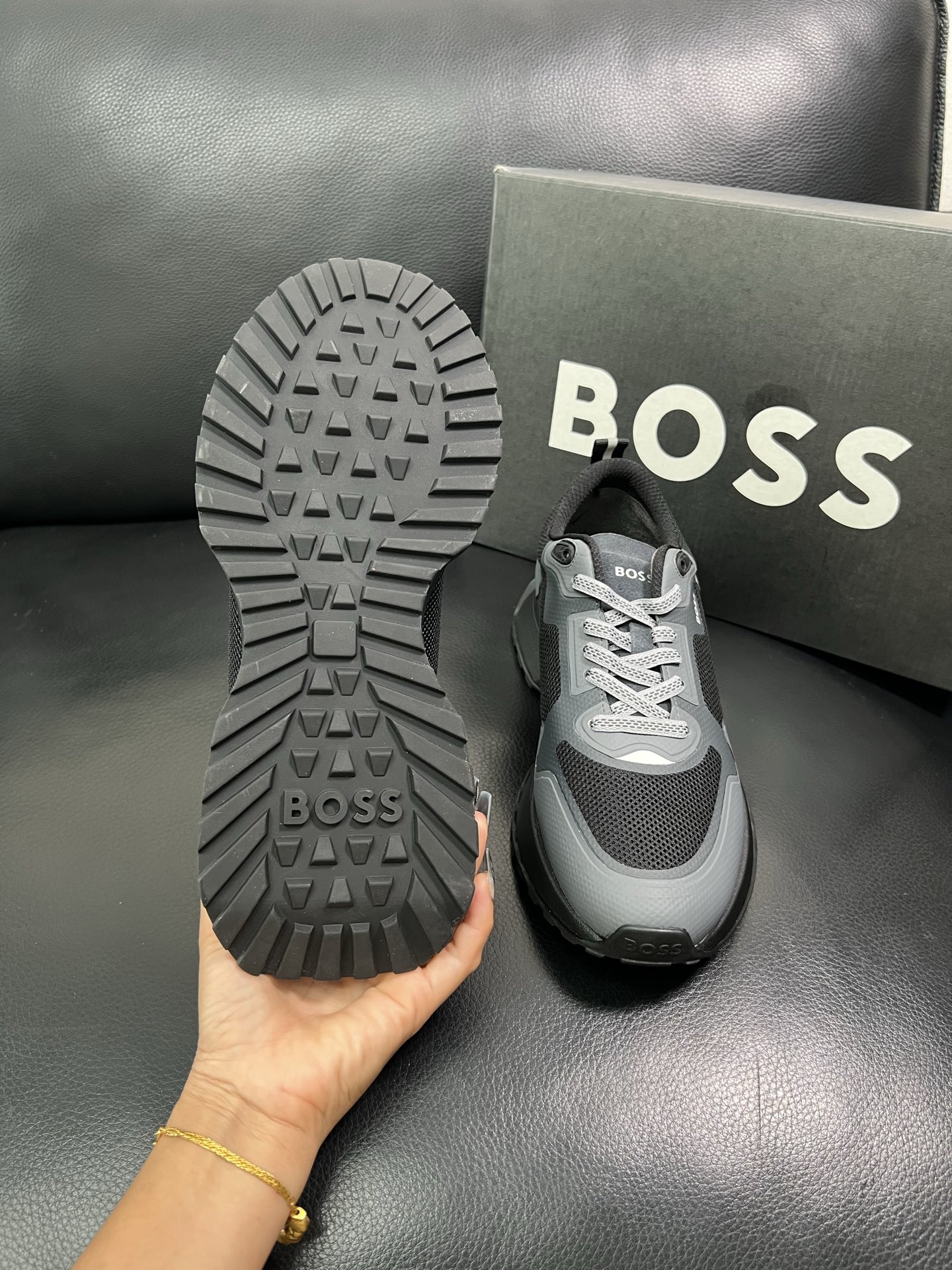 BOSS 顶级代购 博斯 专柜同步，鞋面意大利进口面料，透气网布里垫，鞋底：原厂特供原版底，独家活动成型