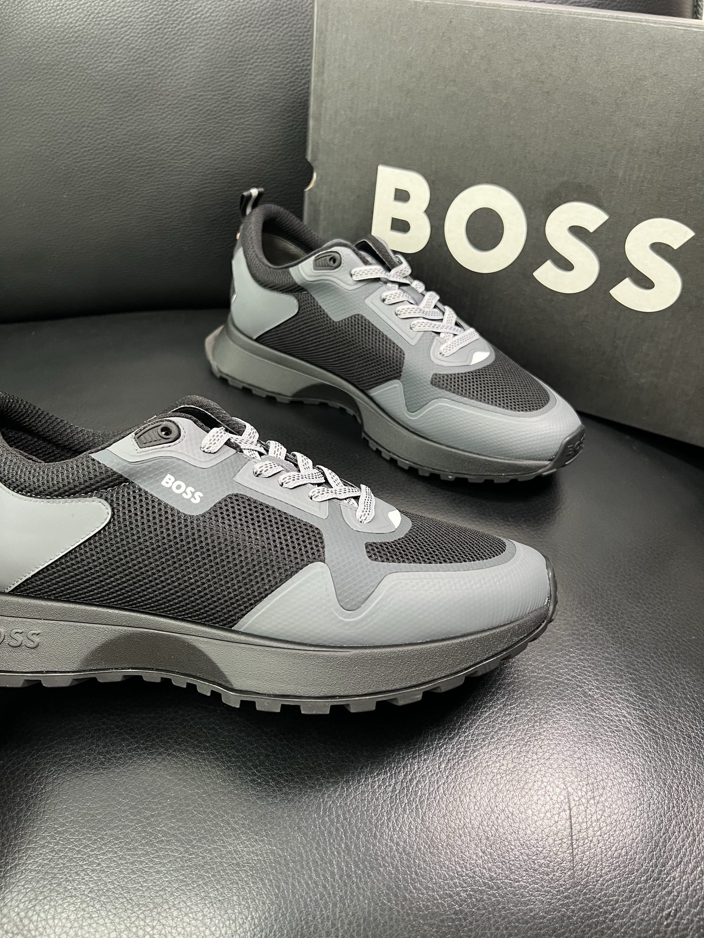 BOSS 顶级代购 博斯 专柜同步，鞋面意大利进口面料，透气网布里垫，鞋底：原厂特供原版底，独家活动成型