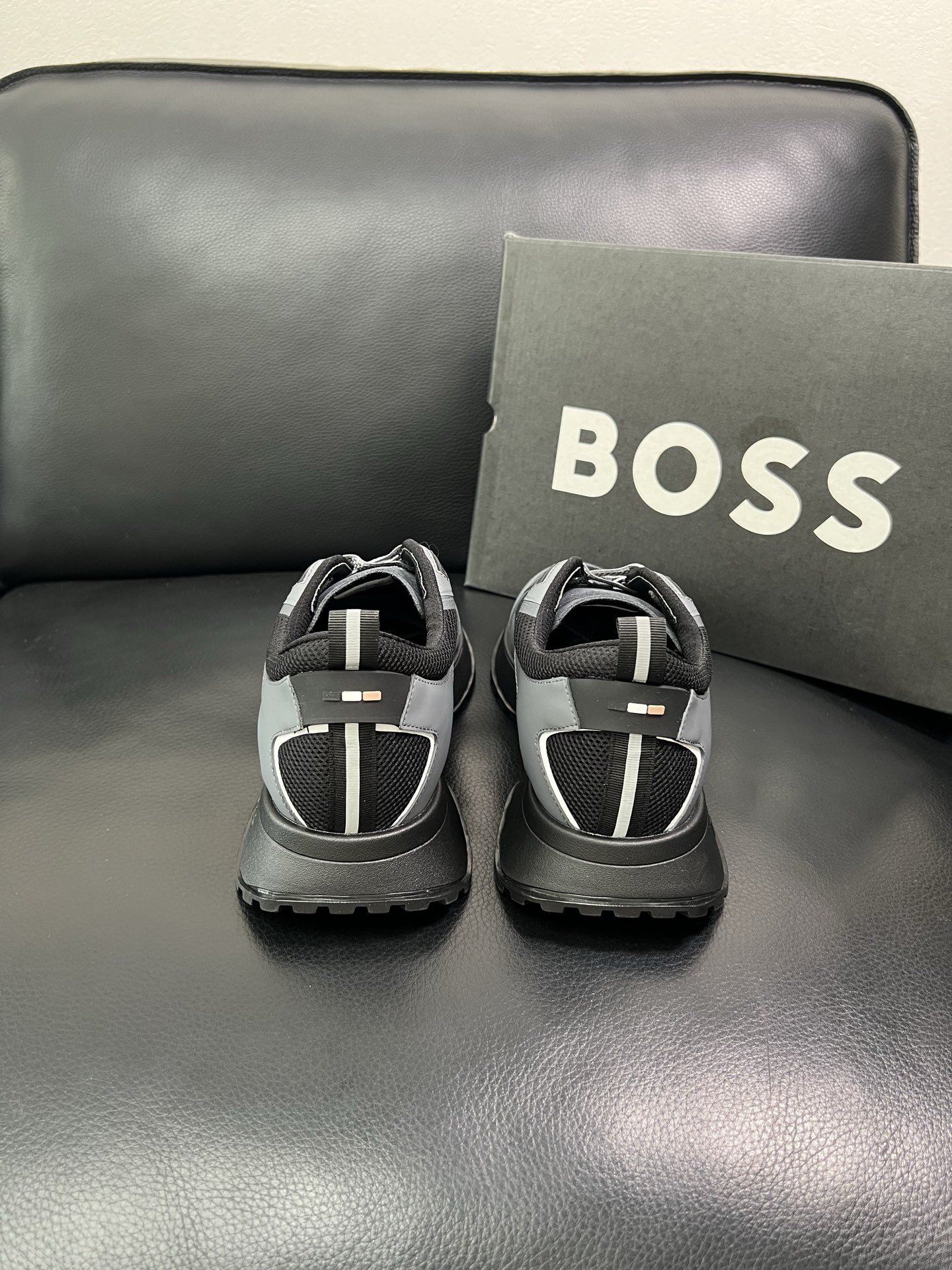 BOSS 顶级代购 博斯 专柜同步，鞋面意大利进口面料，透气网布里垫，鞋底：原厂特供原版底，独家活动成型