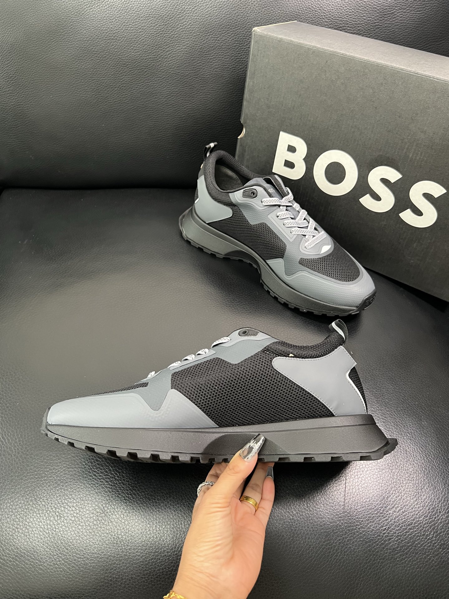 BOSS 顶级代购 博斯 专柜同步，鞋面意大利进口面料，透气网布里垫，鞋底：原厂特供原版底，独家活动成型