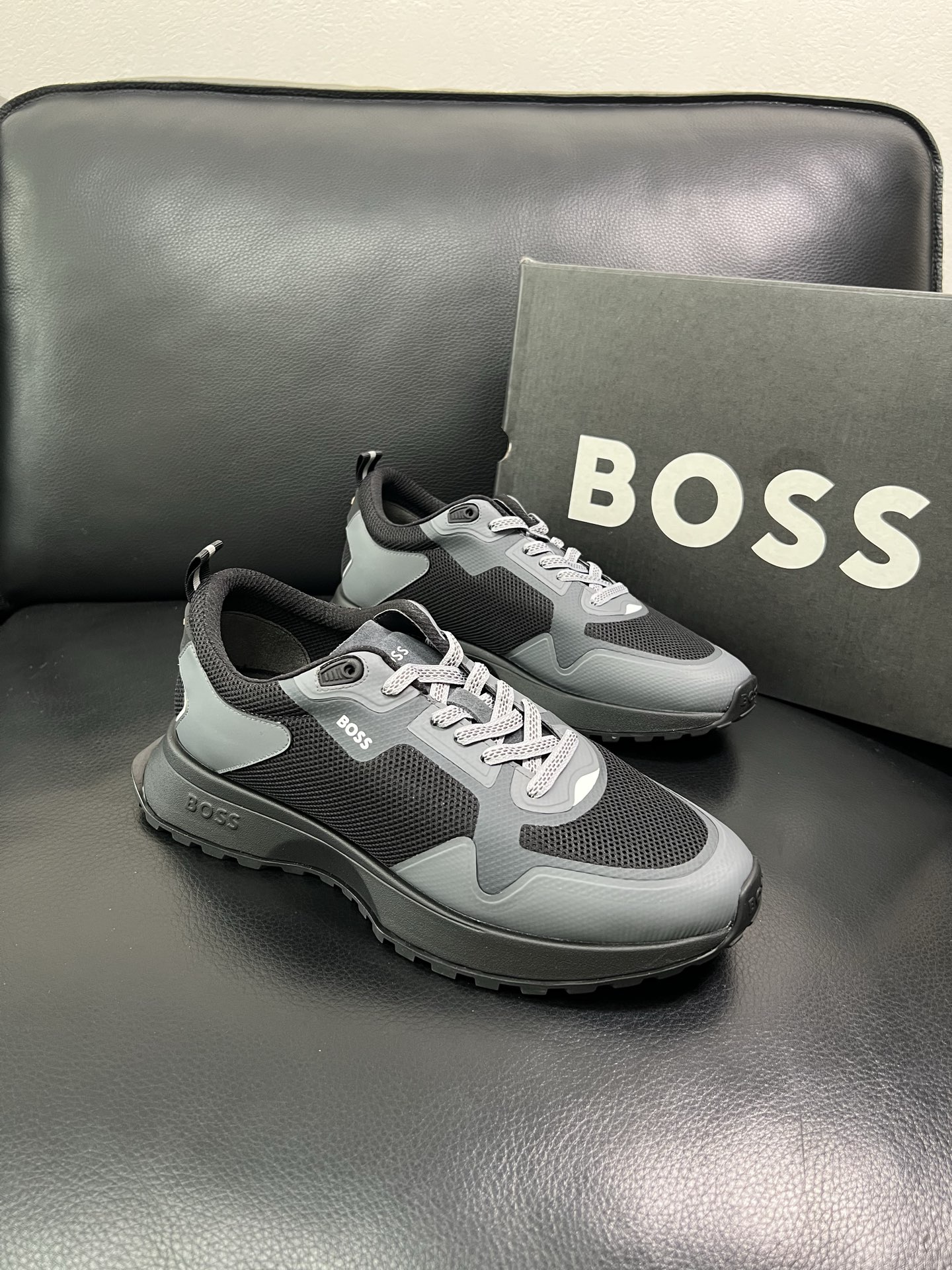 BOSS 顶级代购 博斯 专柜同步，鞋面意大利进口面料，透气网布里垫，鞋底：原厂特供原版底，独家活动成型