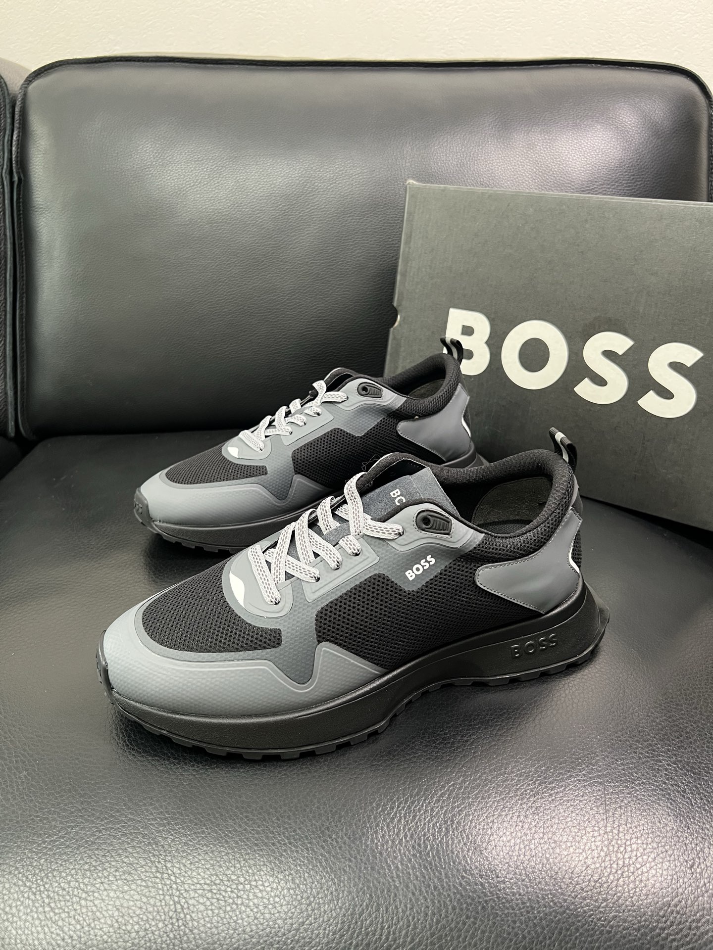 BOSS 顶级代购 博斯 专柜同步，鞋面意大利进口面料，透气网布里垫，鞋底：原厂特供原版底，独家活动成型