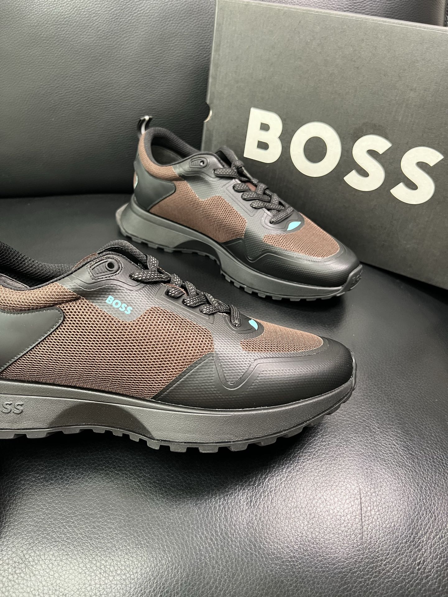 BOSS 顶级代购 博斯 专柜同步，鞋面意大利进口面料，透气网布里垫，鞋底：原厂特供原版底，独家活动成型