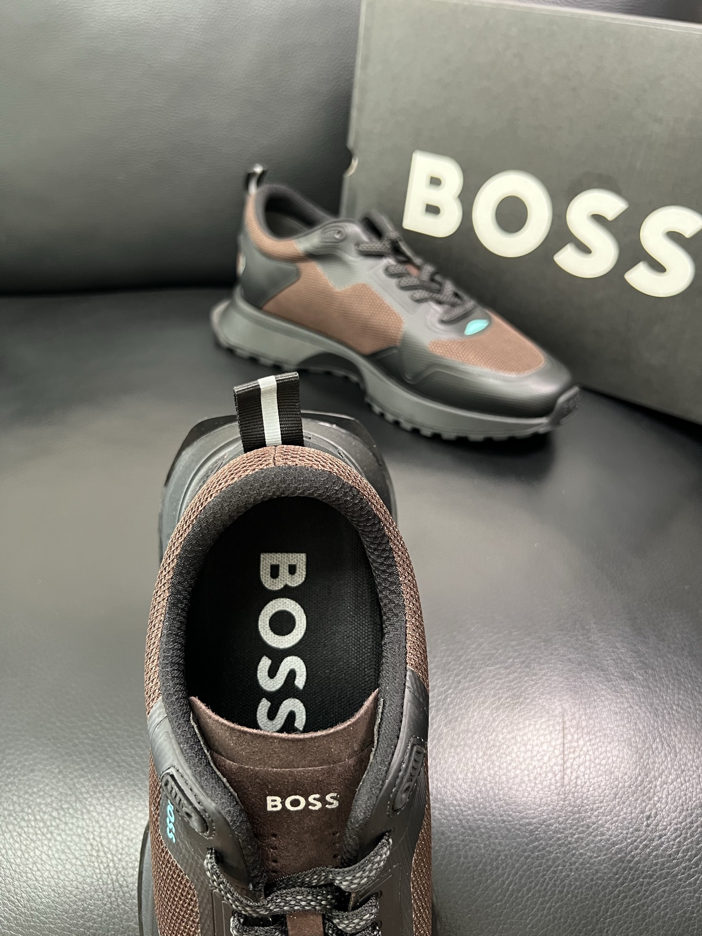 BOSS 顶级代购 博斯 专柜同步，鞋面意大利进口面料，透气网布里垫，鞋底：原厂特供原版底，独家活动成型