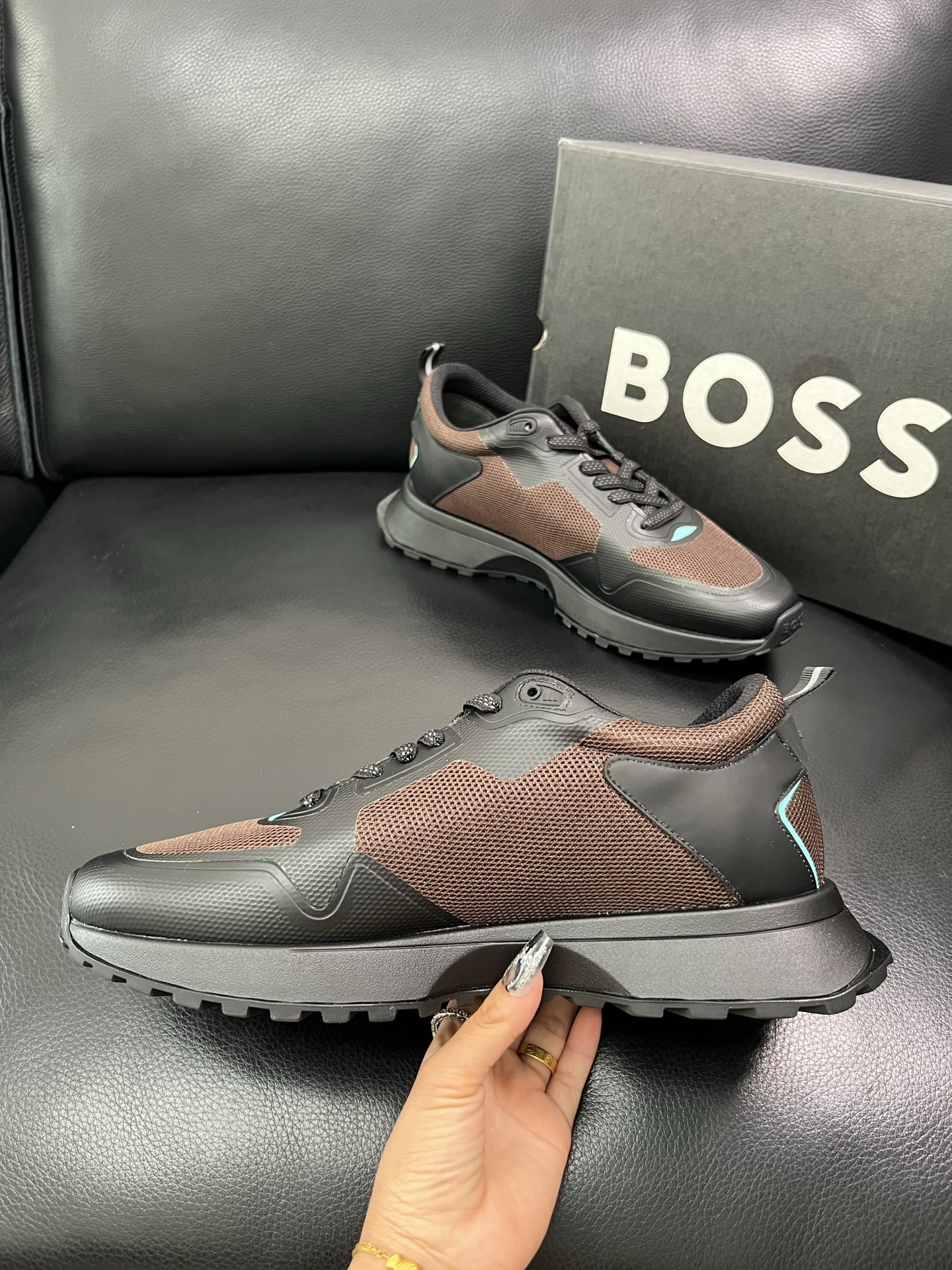 BOSS 顶级代购 博斯 专柜同步，鞋面意大利进口面料，透气网布里垫，鞋底：原厂特供原版底，独家活动成型