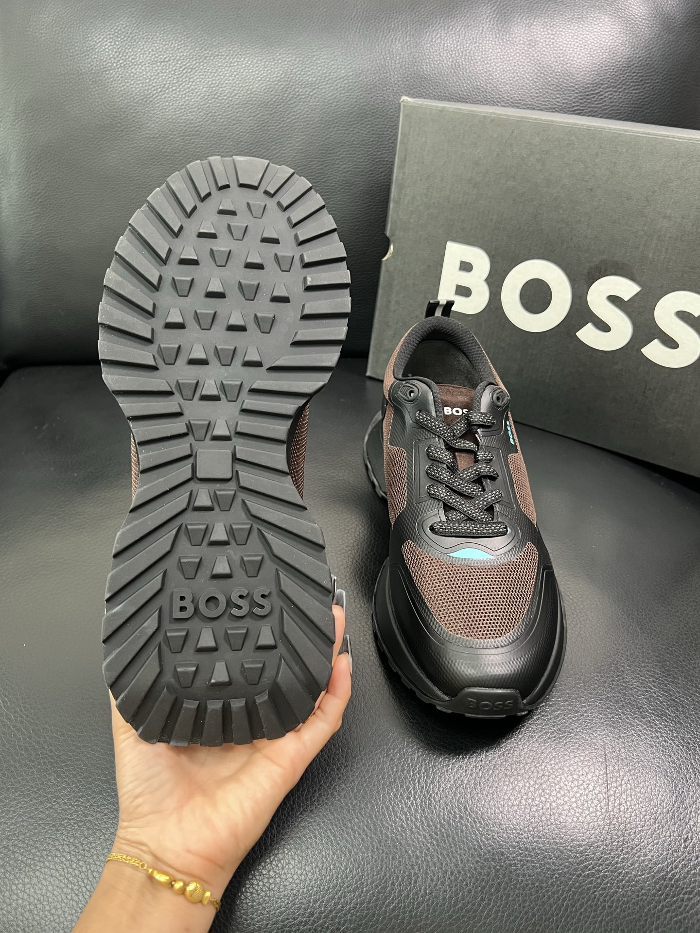 BOSS 顶级代购 博斯 专柜同步，鞋面意大利进口面料，透气网布里垫，鞋底：原厂特供原版底，独家活动成型