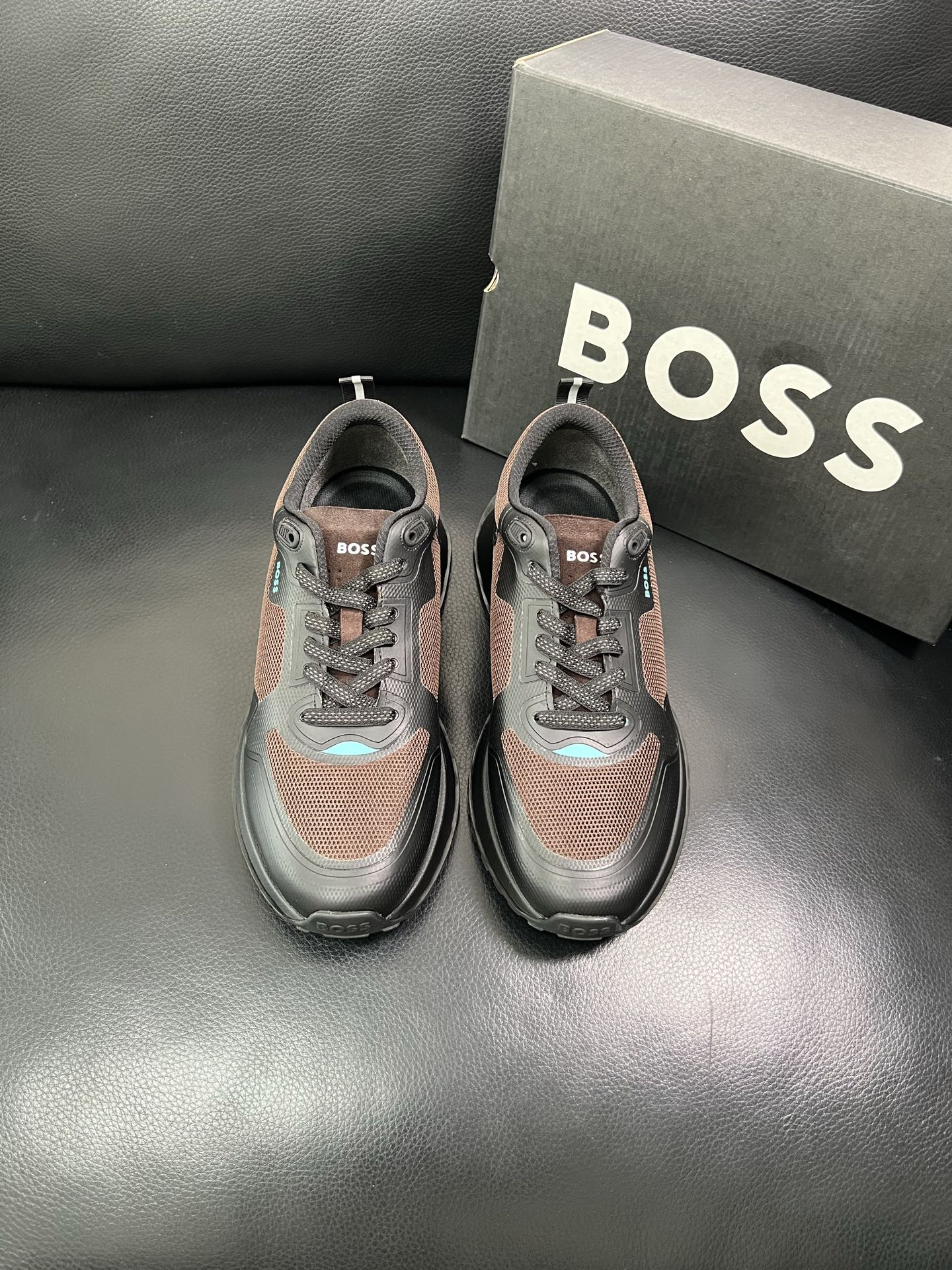 BOSS 顶级代购 博斯 专柜同步，鞋面意大利进口面料，透气网布里垫，鞋底：原厂特供原版底，独家活动成型