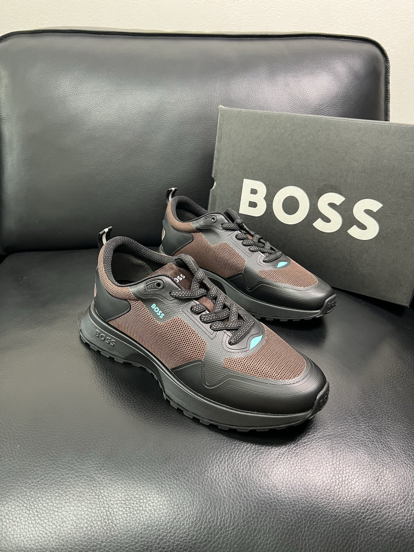 BOSS 顶级代购 博斯 专柜同步，鞋面意大利进口面料，透气网布里垫，鞋底：原厂特供原版底，独家活动成型