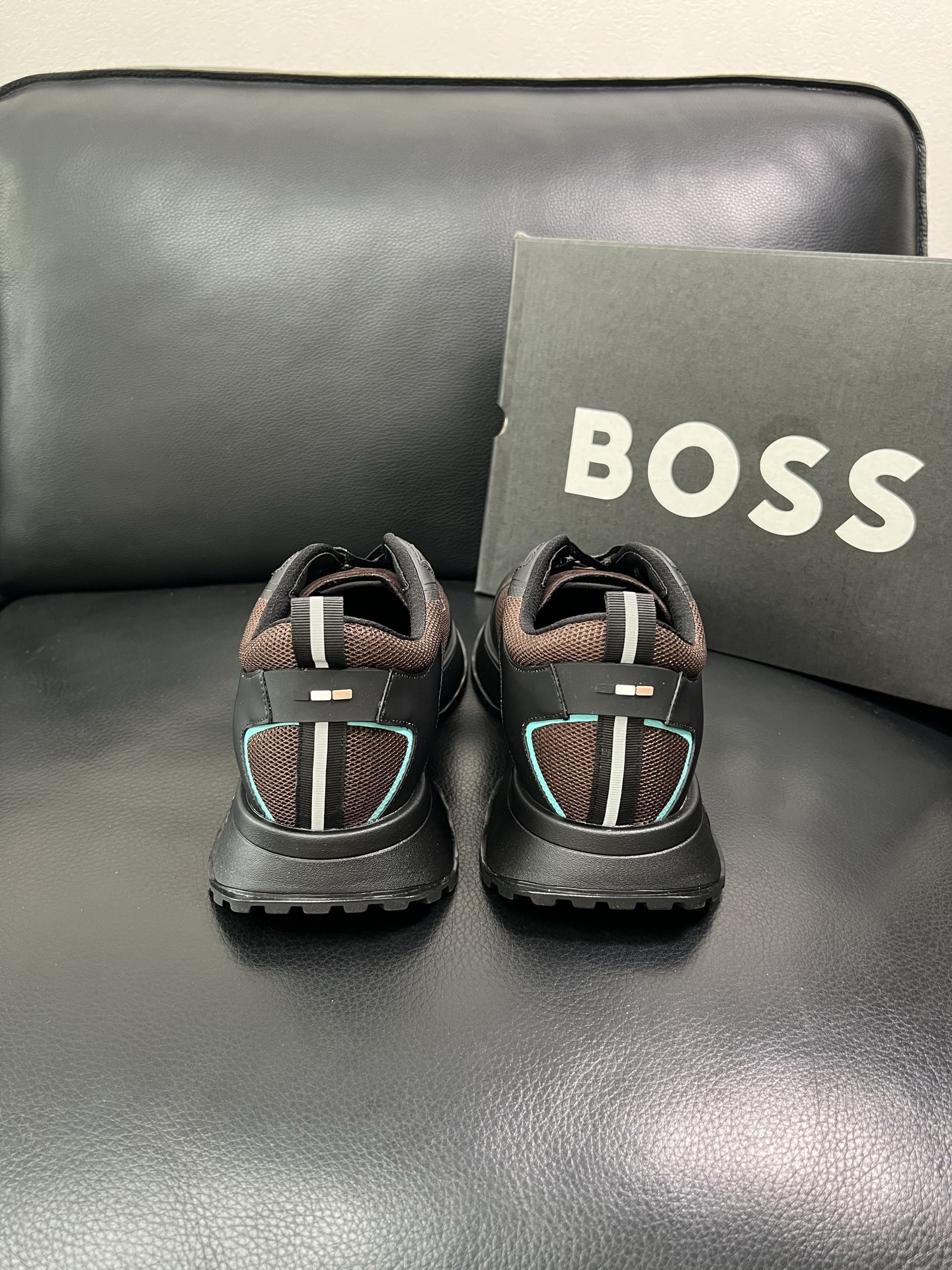 BOSS 顶级代购 博斯 专柜同步，鞋面意大利进口面料，透气网布里垫，鞋底：原厂特供原版底，独家活动成型