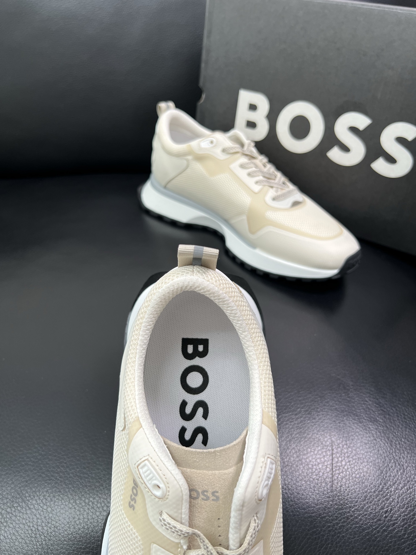 BOSS 顶级代购 博斯 专柜同步，鞋面意大利进口面料，透气网布里垫，鞋底：原厂特供原版底，独家活动成型