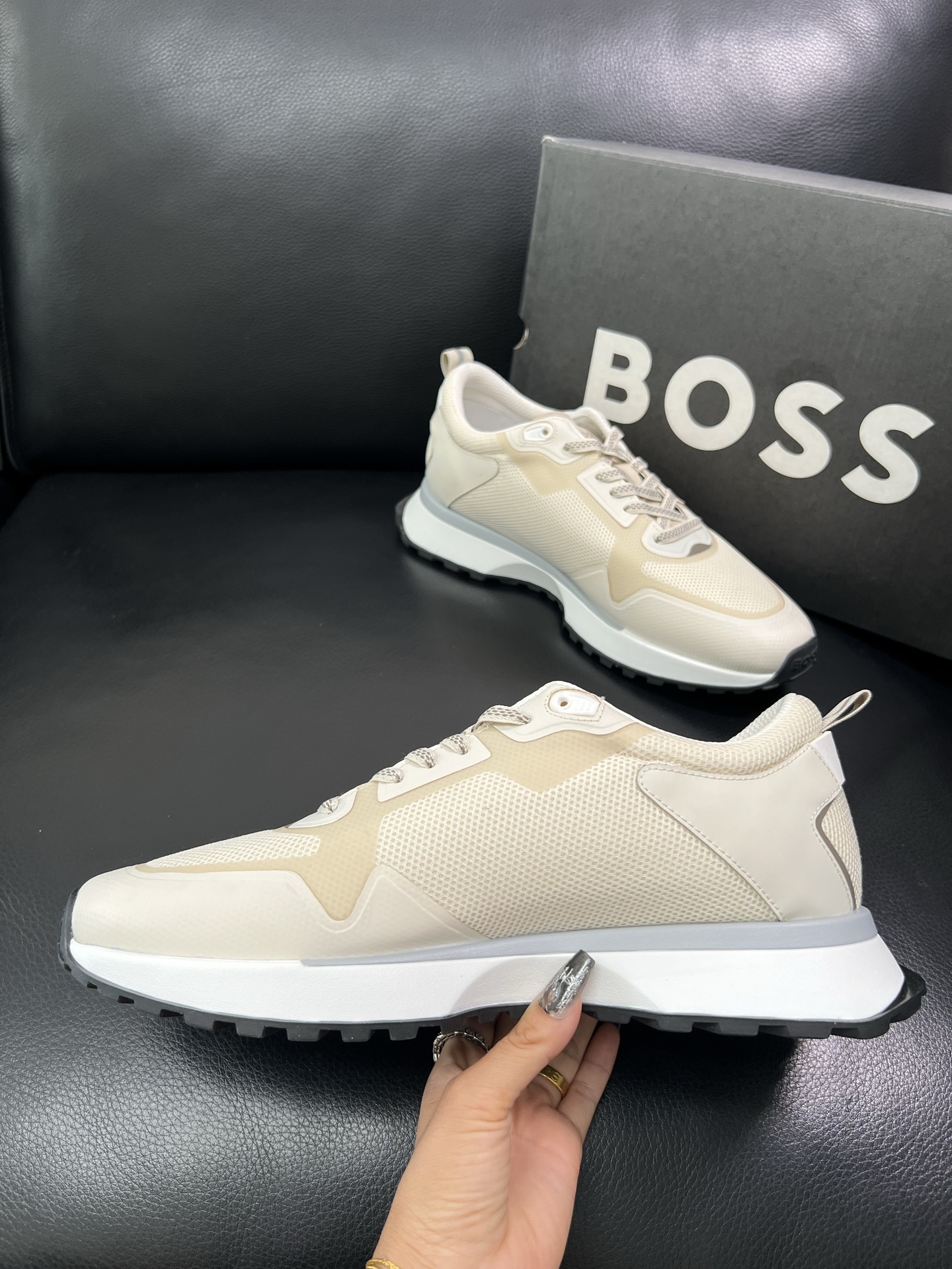 BOSS 顶级代购 博斯 专柜同步，鞋面意大利进口面料，透气网布里垫，鞋底：原厂特供原版底，独家活动成型