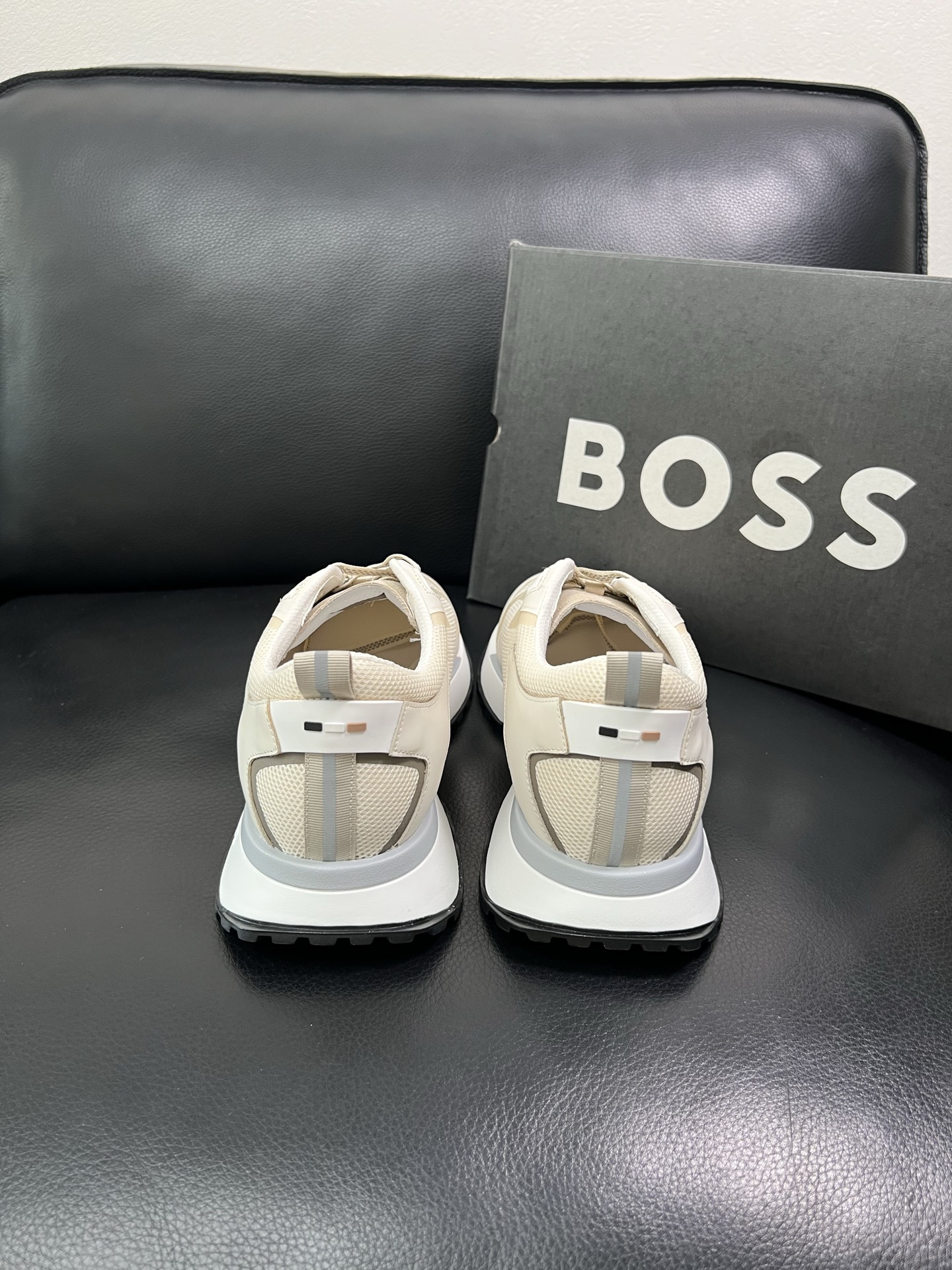 BOSS 顶级代购 博斯 专柜同步，鞋面意大利进口面料，透气网布里垫，鞋底：原厂特供原版底，独家活动成型