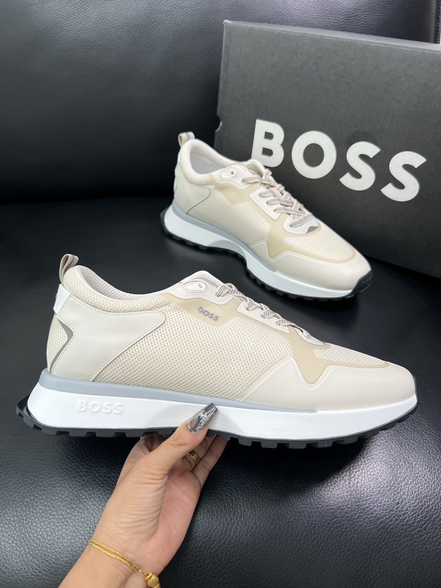 BOSS 顶级代购 博斯 专柜同步，鞋面意大利进口面料，透气网布里垫，鞋底：原厂特供原版底，独家活动成型