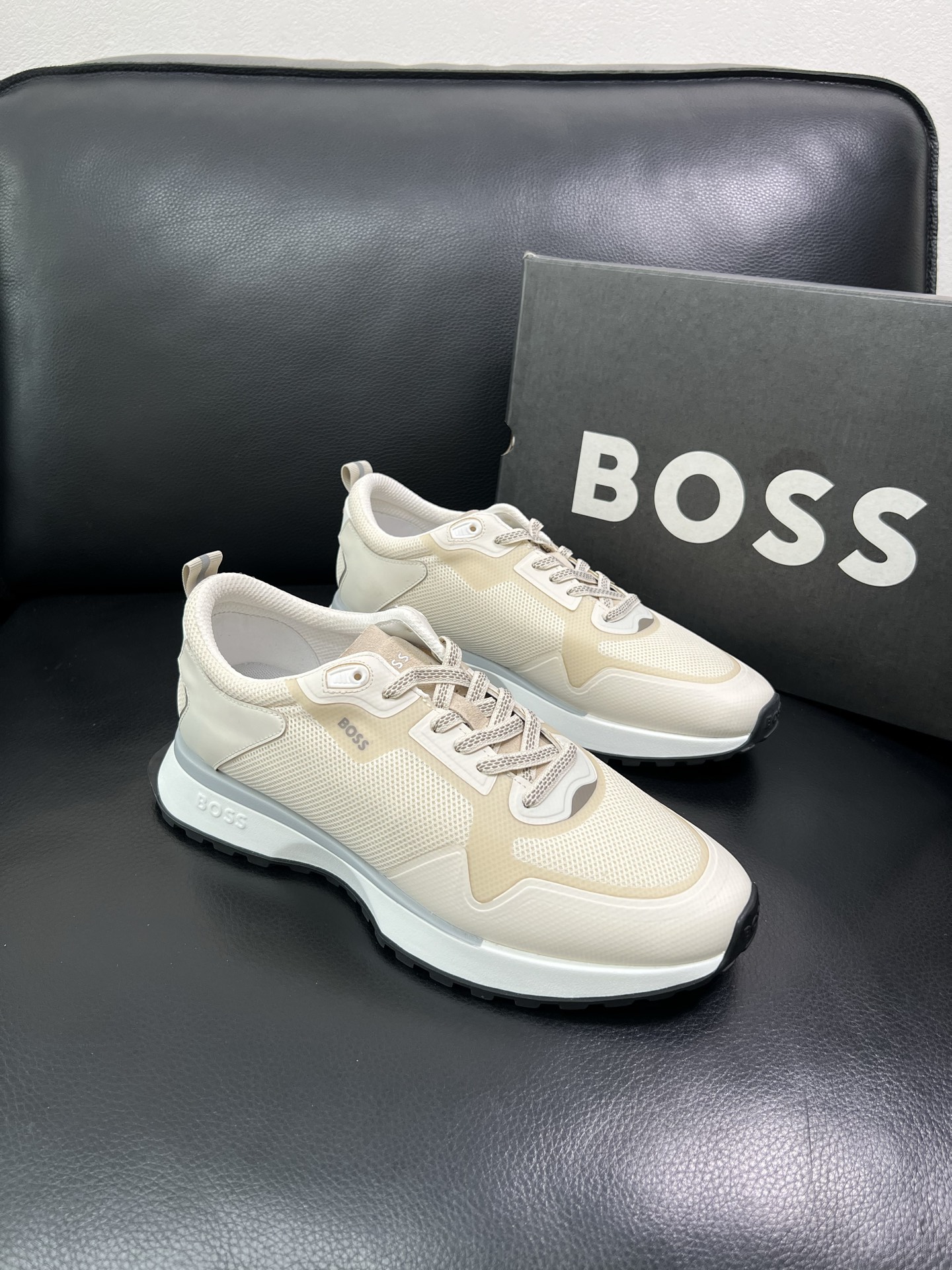 BOSS 顶级代购 博斯 专柜同步，鞋面意大利进口面料，透气网布里垫，鞋底：原厂特供原版底，独家活动成型