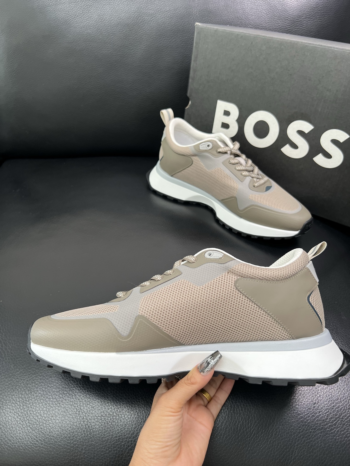 BOSS 顶级代购 博斯 专柜同步，鞋面意大利进口面料，透气网布里垫，鞋底：原厂特供原版底，独家活动成型