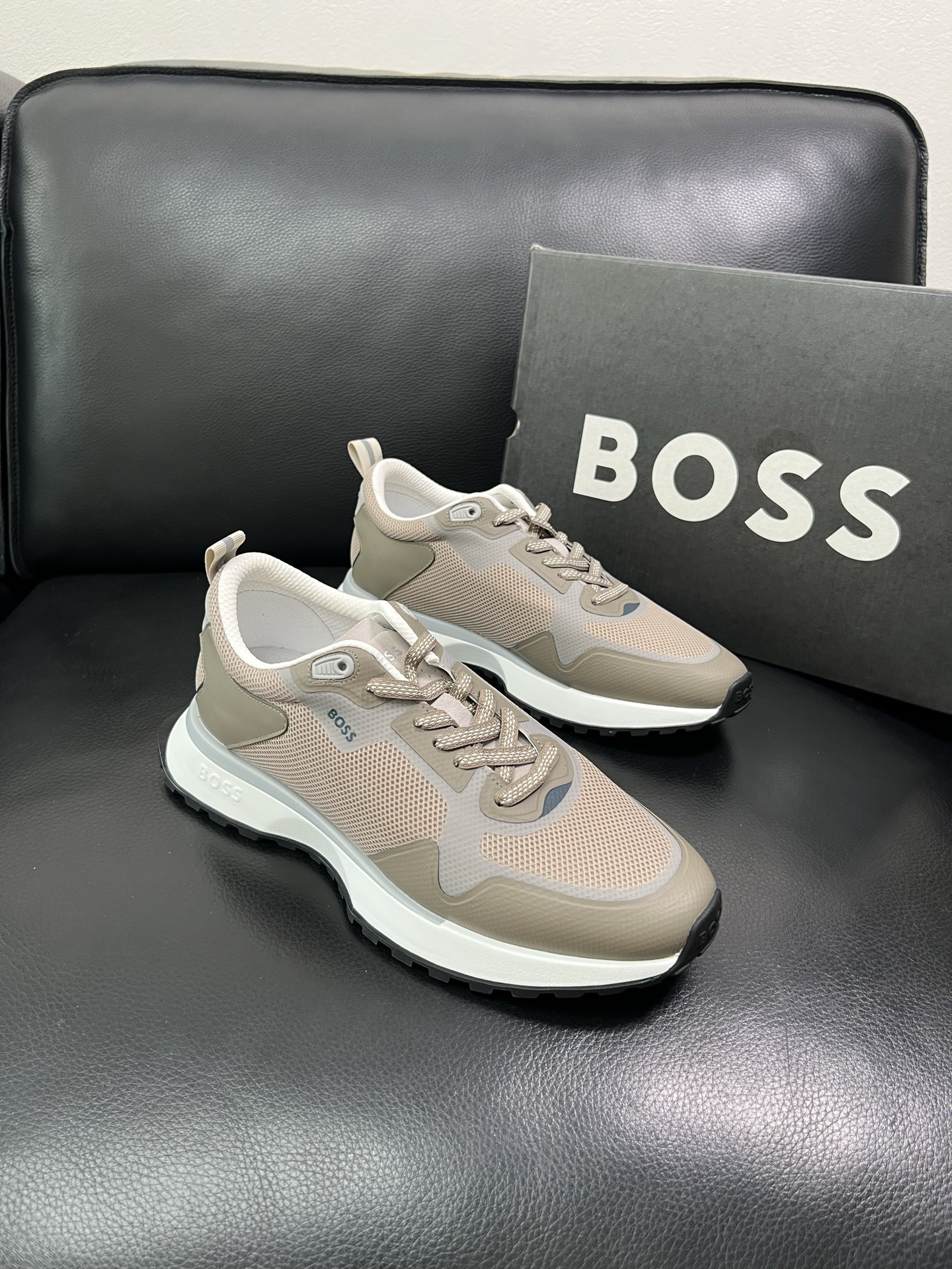 BOSS 顶级代购 博斯 专柜同步，鞋面意大利进口面料，透气网布里垫，鞋底：原厂特供原版底，独家活动成型