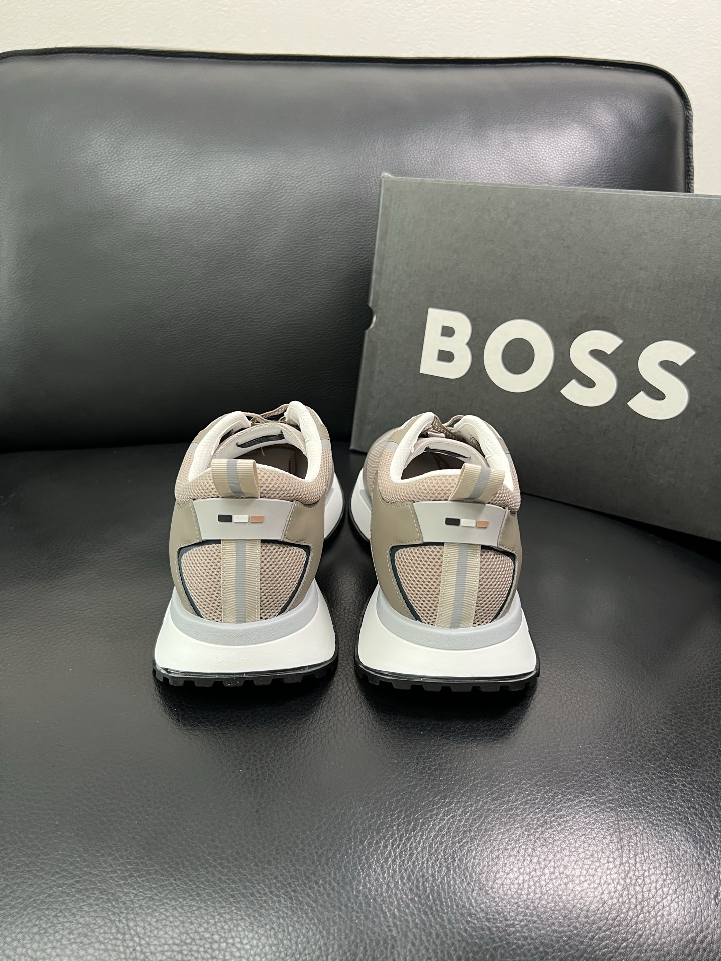 BOSS 顶级代购 博斯 专柜同步，鞋面意大利进口面料，透气网布里垫，鞋底：原厂特供原版底，独家活动成型