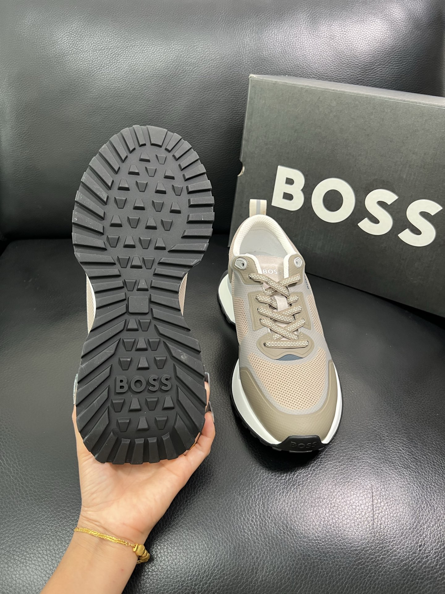 BOSS 顶级代购 博斯 专柜同步，鞋面意大利进口面料，透气网布里垫，鞋底：原厂特供原版底，独家活动成型