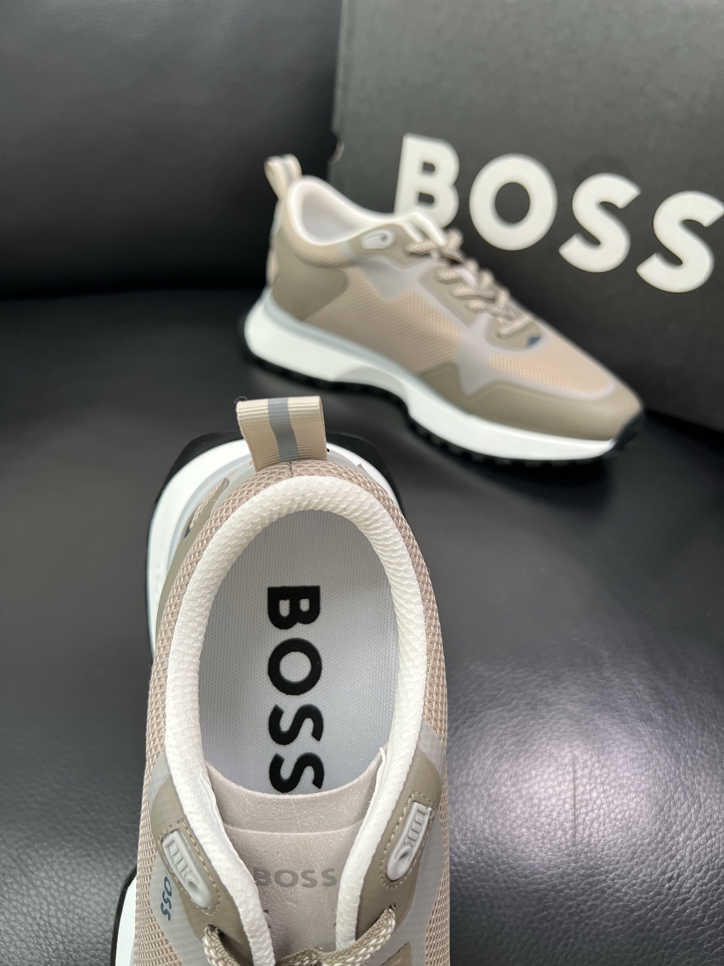 BOSS 顶级代购 博斯 专柜同步，鞋面意大利进口面料，透气网布里垫，鞋底：原厂特供原版底，独家活动成型
