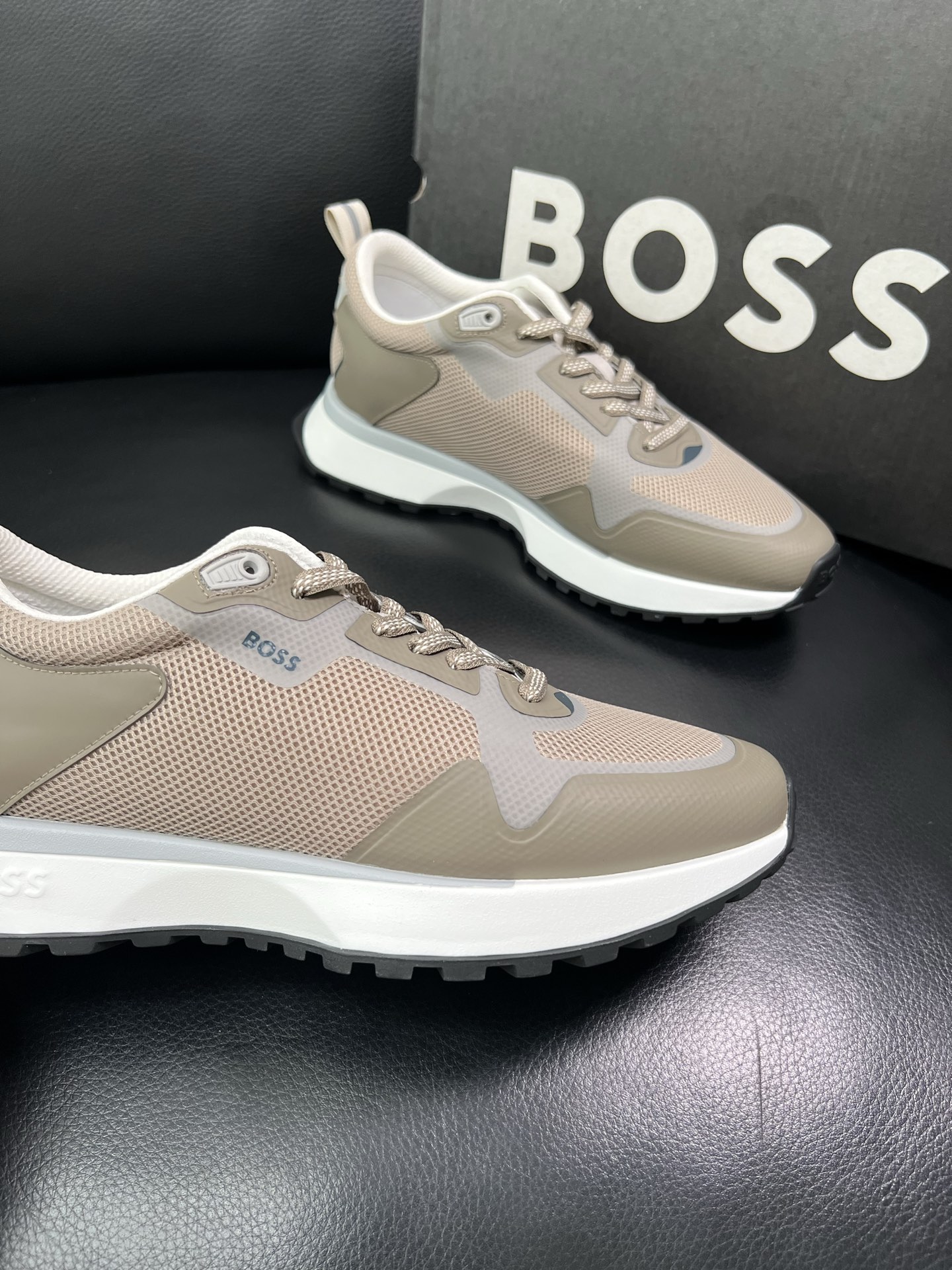 BOSS 顶级代购 博斯 专柜同步，鞋面意大利进口面料，透气网布里垫，鞋底：原厂特供原版底，独家活动成型