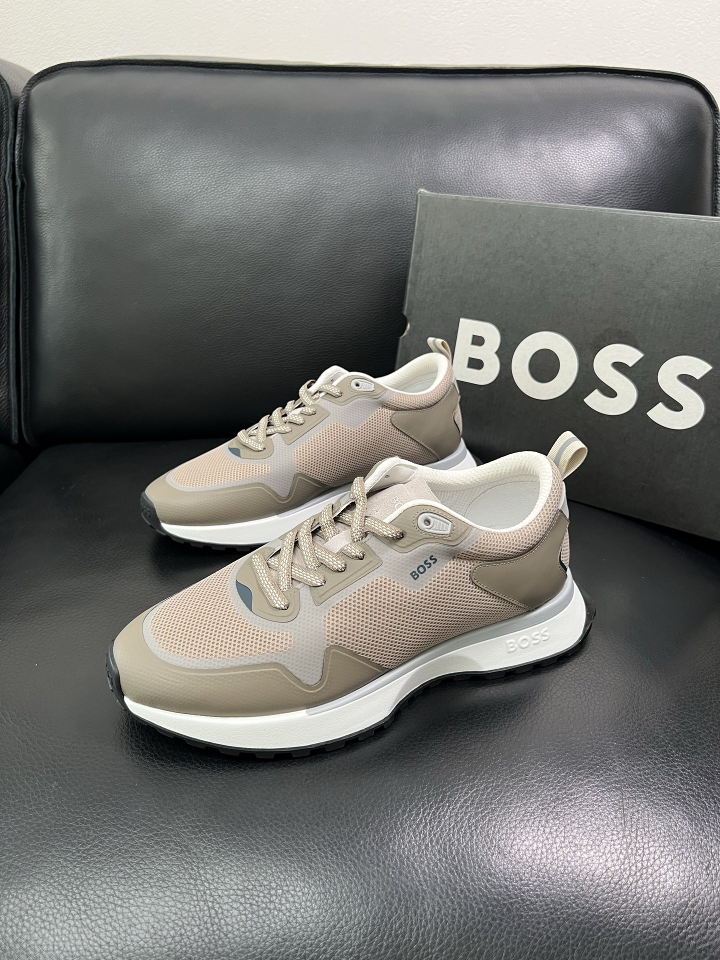 BOSS 顶级代购 博斯 专柜同步，鞋面意大利进口面料，透气网布里垫，鞋底：原厂特供原版底，独家活动成型