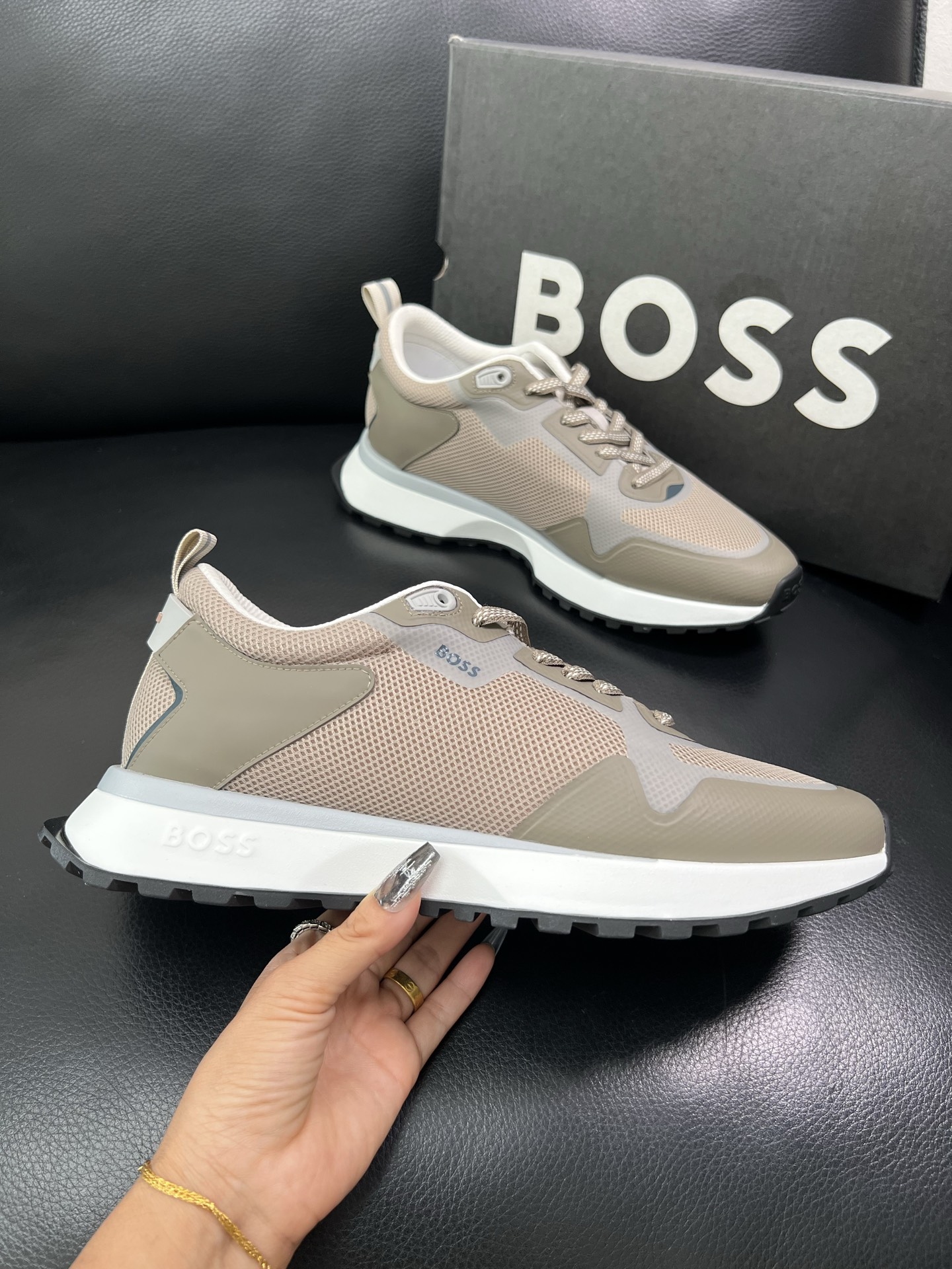 BOSS 顶级代购 博斯 专柜同步，鞋面意大利进口面料，透气网布里垫，鞋底：原厂特供原版底，独家活动成型