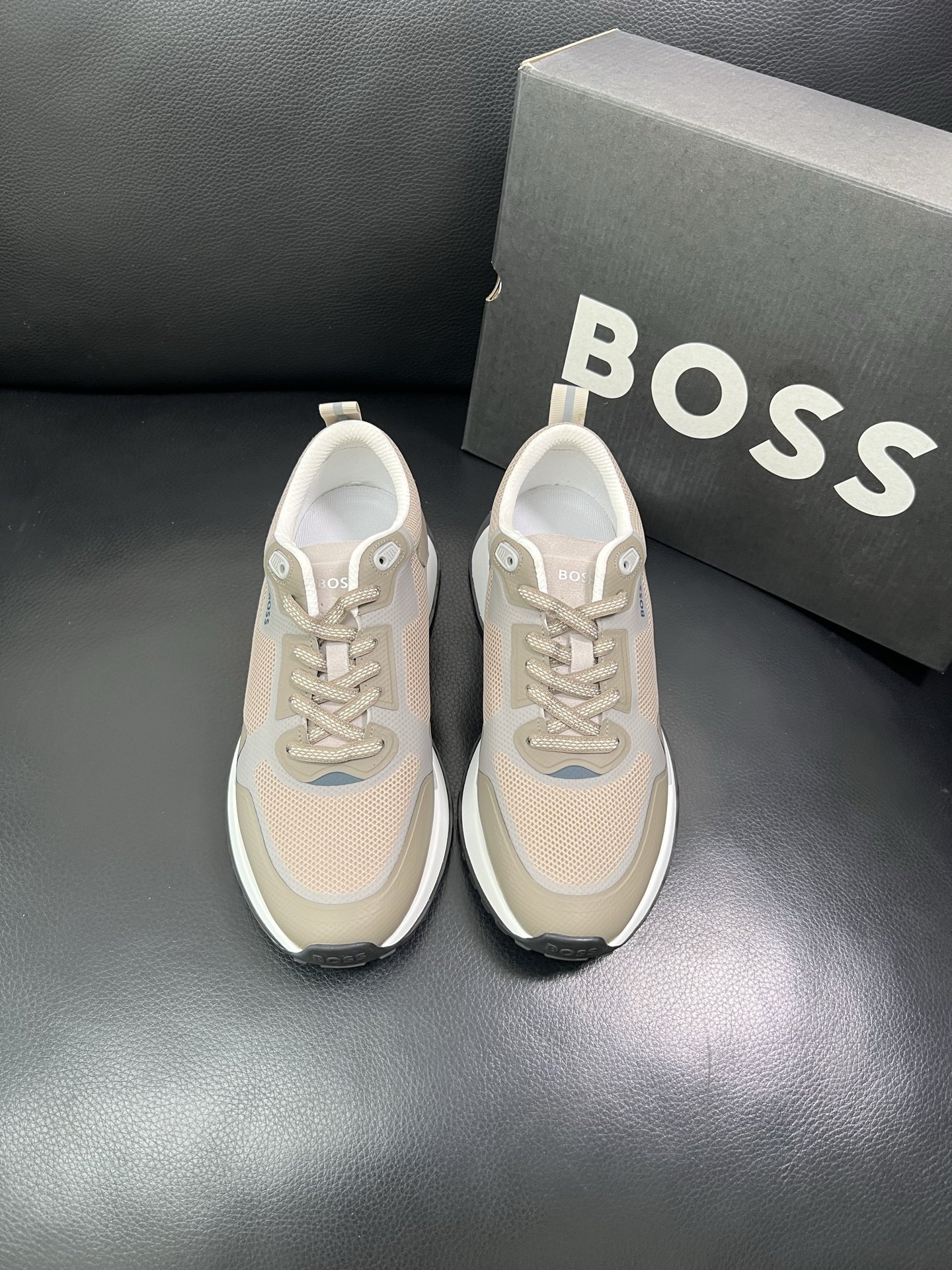BOSS 顶级代购 博斯 专柜同步，鞋面意大利进口面料，透气网布里垫，鞋底：原厂特供原版底，独家活动成型