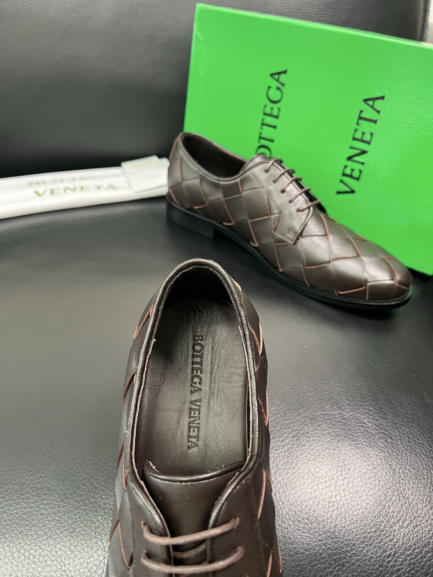 BOTTEGA VENETA 顶级代购 葆蝶家 专柜同步，鞋面意大利进口编织牛皮面料，透气牛皮内里舒适，