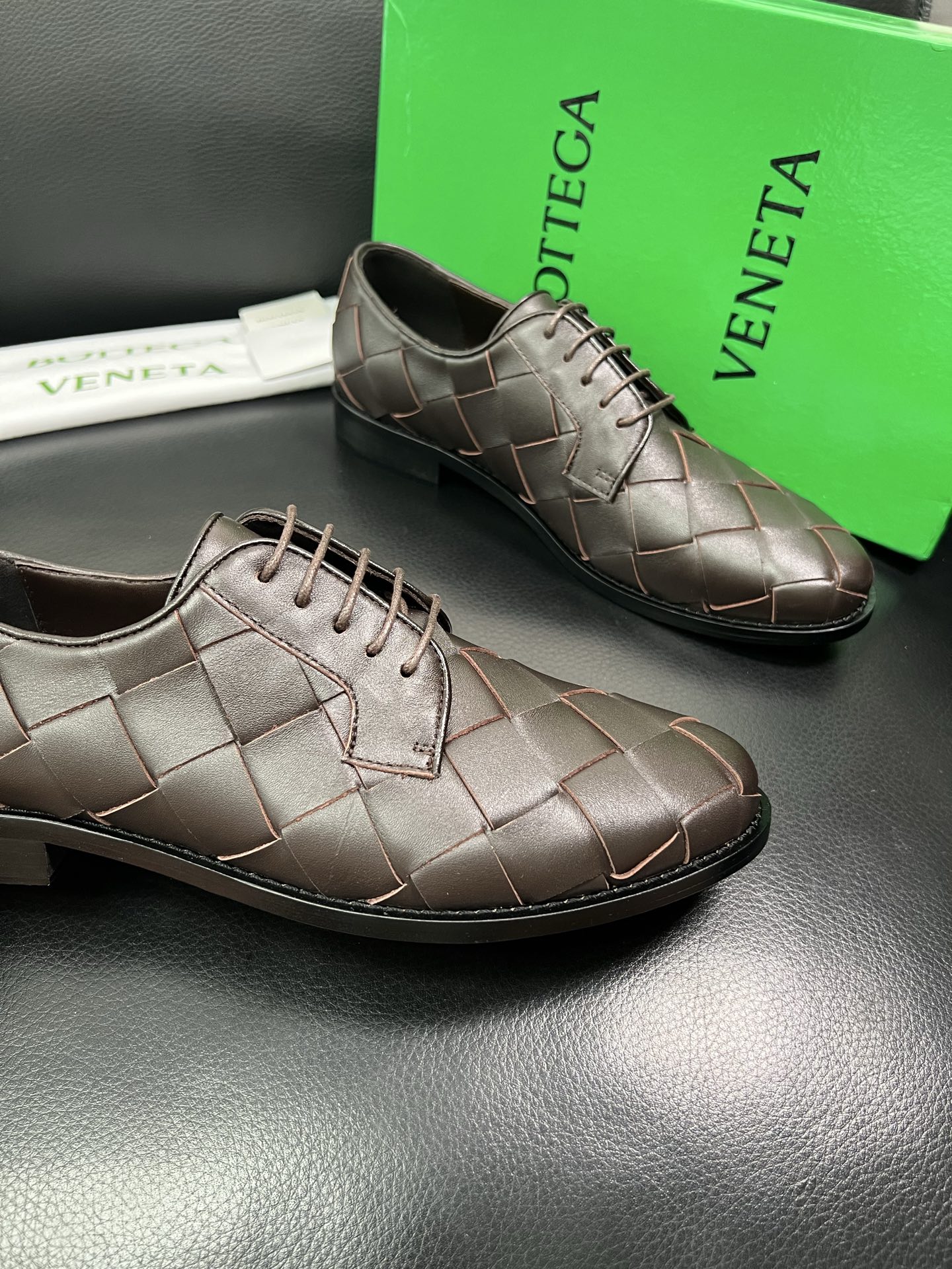 BOTTEGA VENETA 顶级代购 葆蝶家 专柜同步，鞋面意大利进口编织牛皮面料，透气牛皮内里舒适，