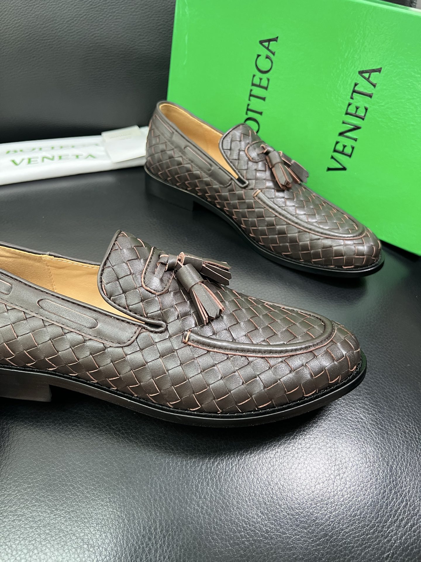 BOTTEGA VENETA 顶级代购 葆蝶家 专柜同步，鞋面意大利进口编织牛皮面料，透气牛皮内里舒适，