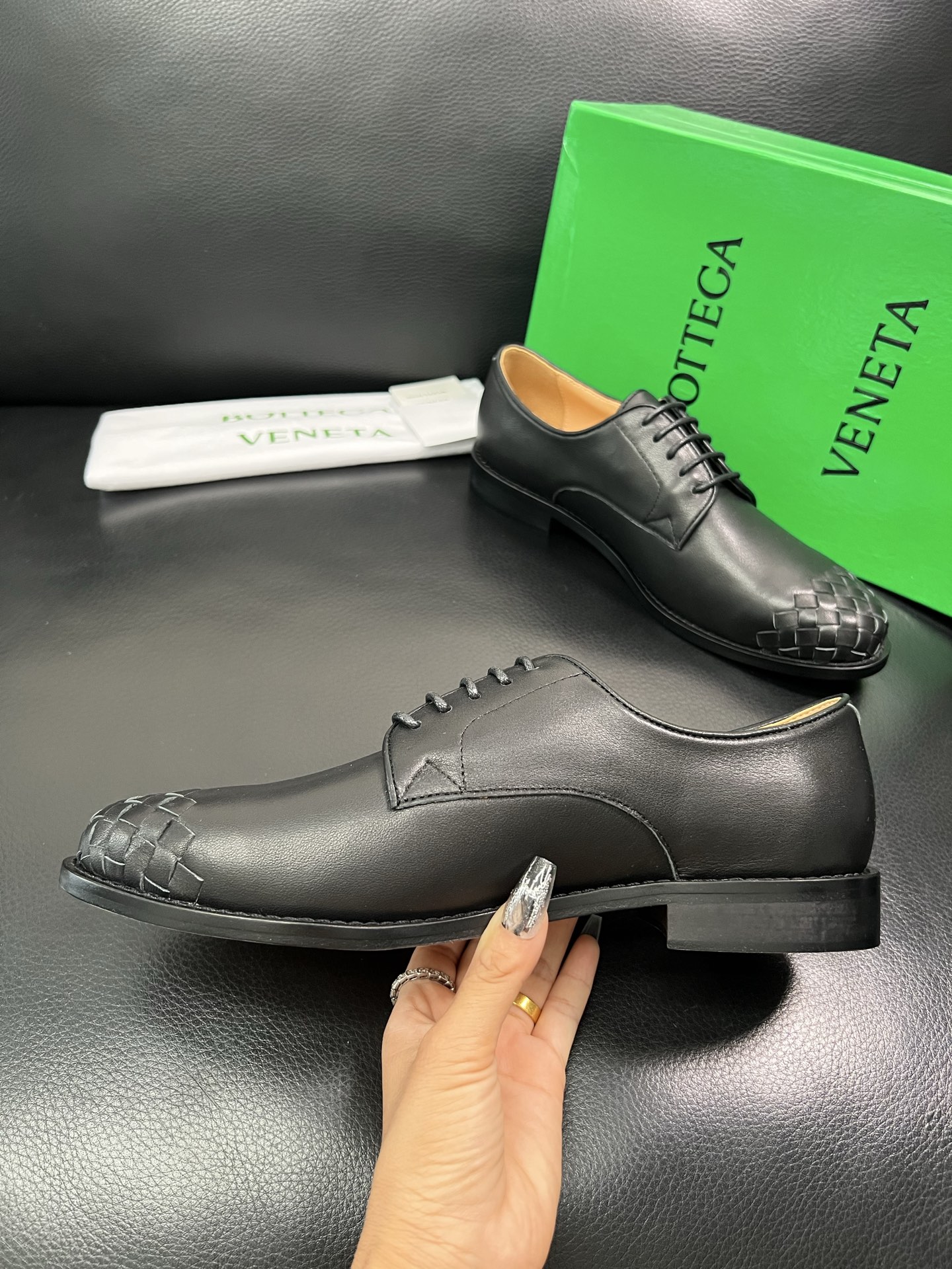 BOTTEGA VENETA 顶级代购 葆蝶家 专柜同步，鞋面意大利进口编织牛皮面料，透气牛皮内里舒适，