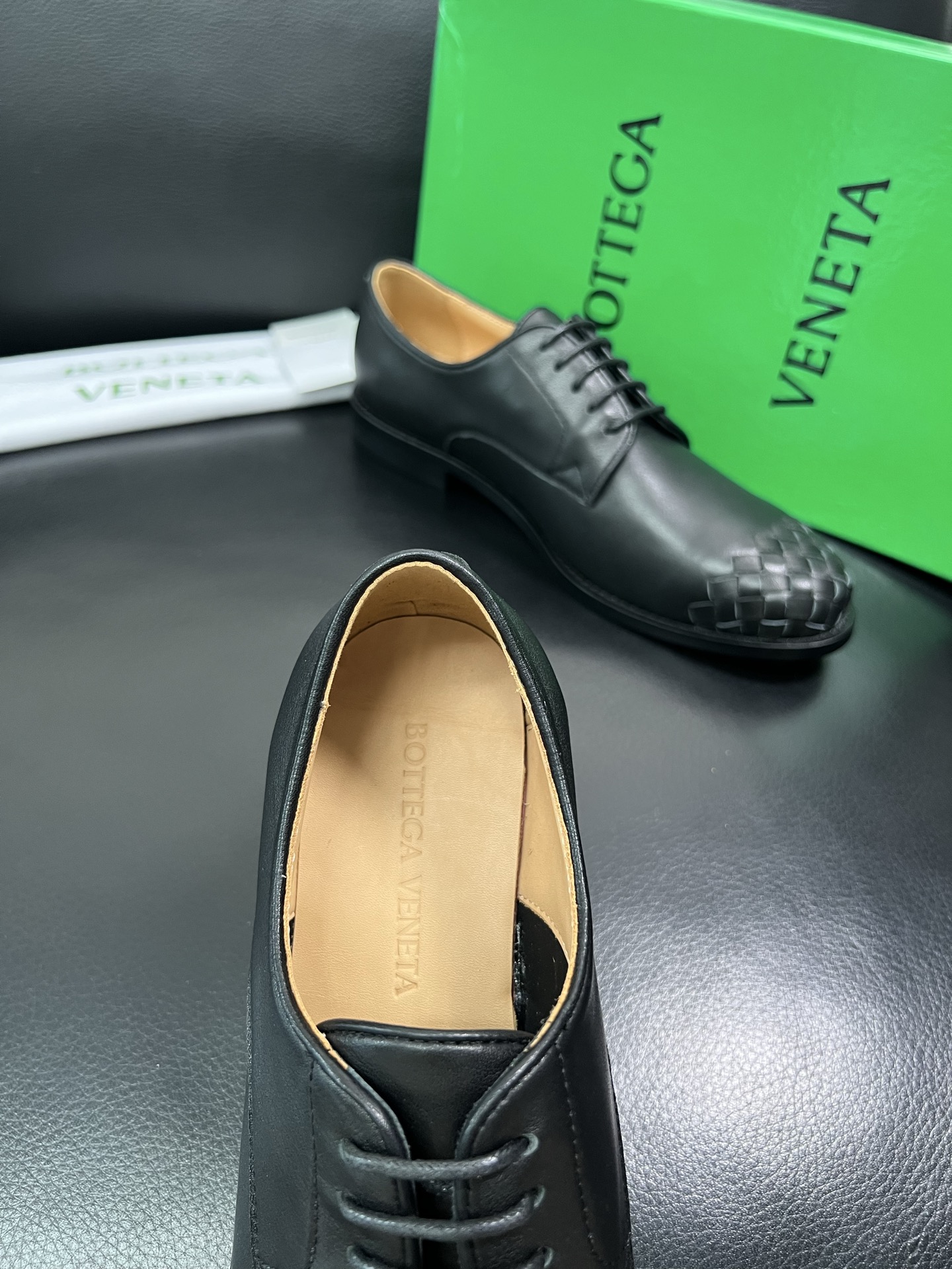 BOTTEGA VENETA 顶级代购 葆蝶家 专柜同步，鞋面意大利进口编织牛皮面料，透气牛皮内里舒适，
