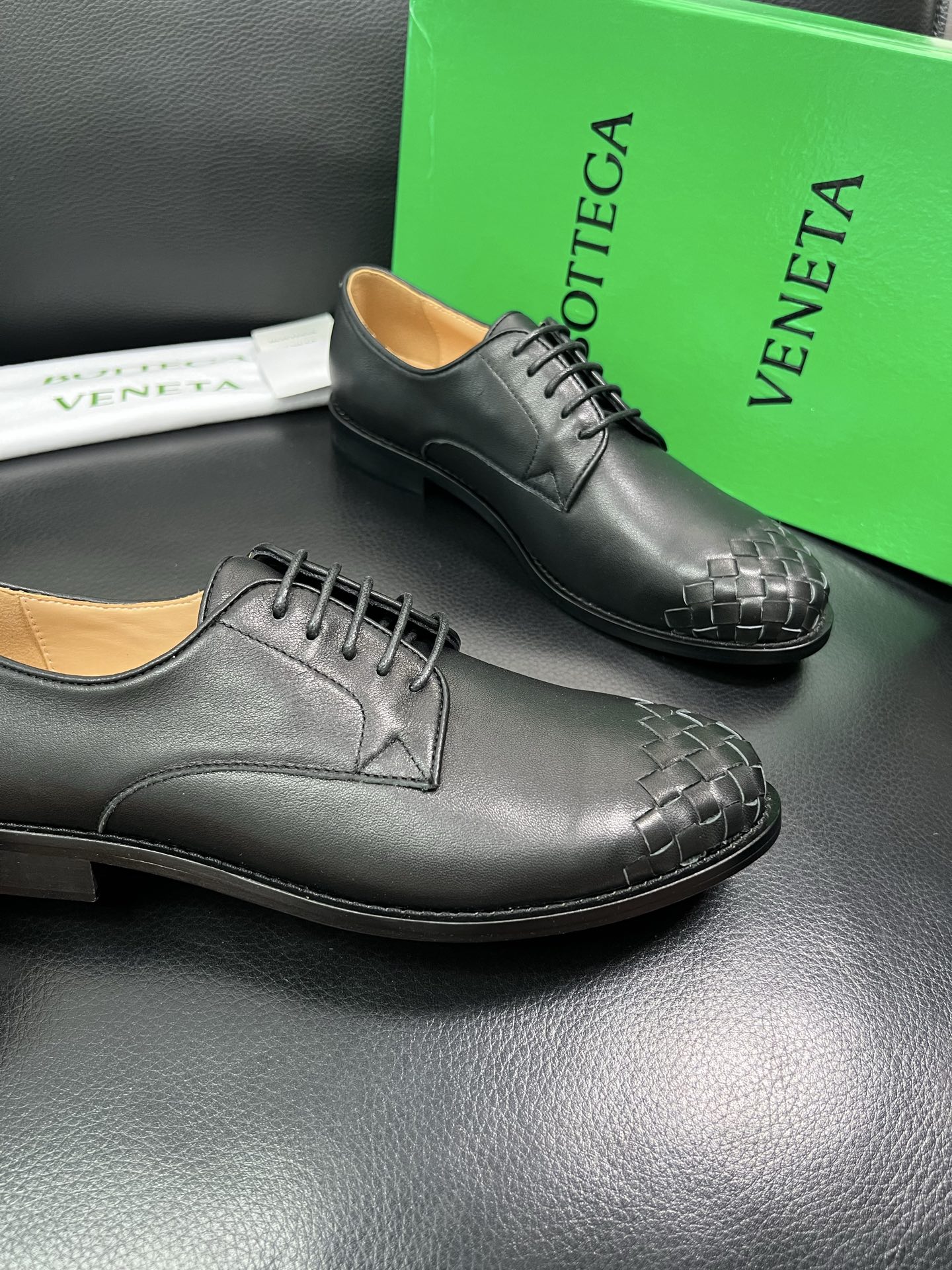 BOTTEGA VENETA 顶级代购 葆蝶家 专柜同步，鞋面意大利进口编织牛皮面料，透气牛皮内里舒适，