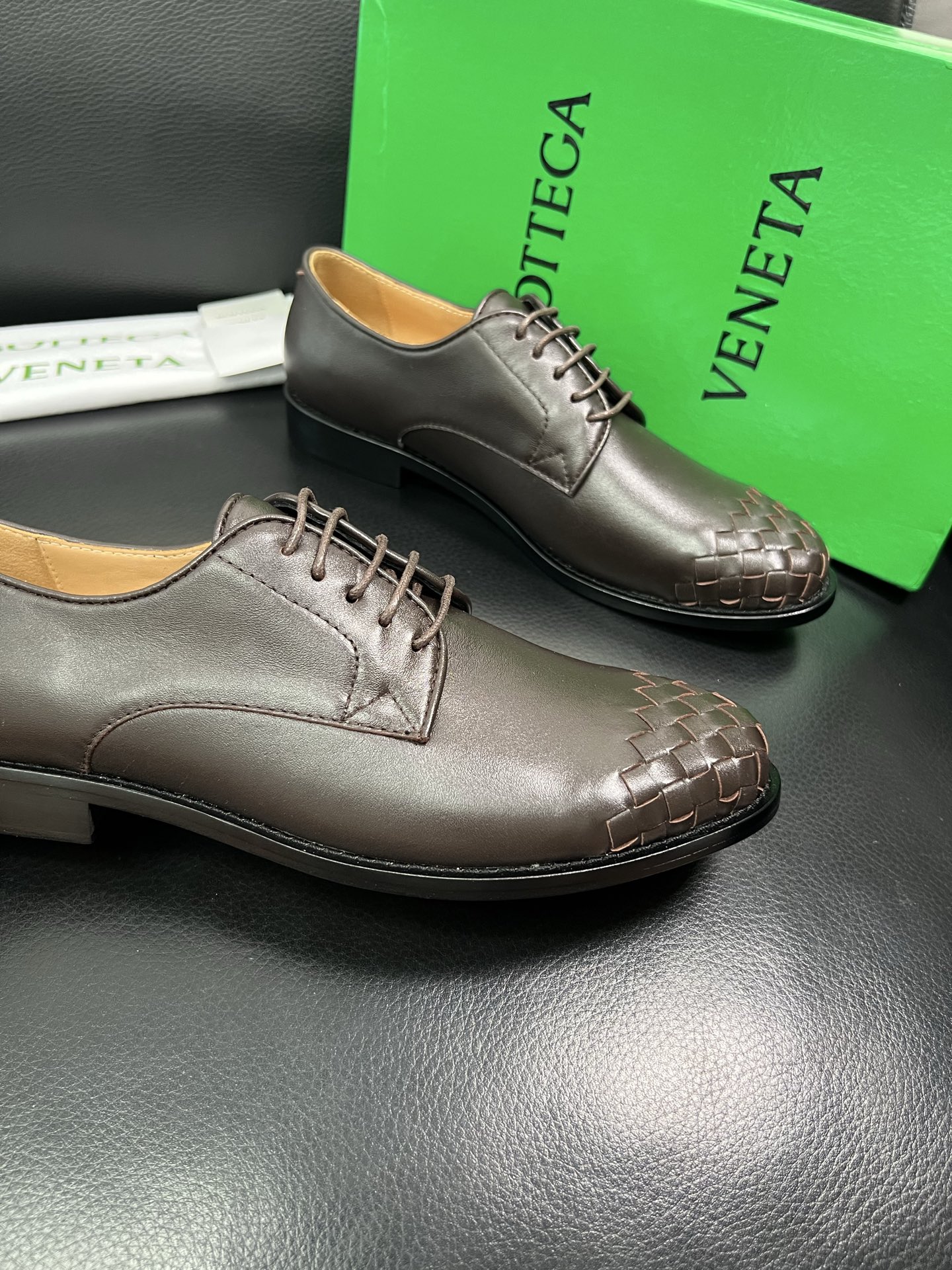 BOTTEGA VENETA 顶级代购 葆蝶家 专柜同步，鞋面意大利进口编织牛皮面料，透气牛皮内里舒适，