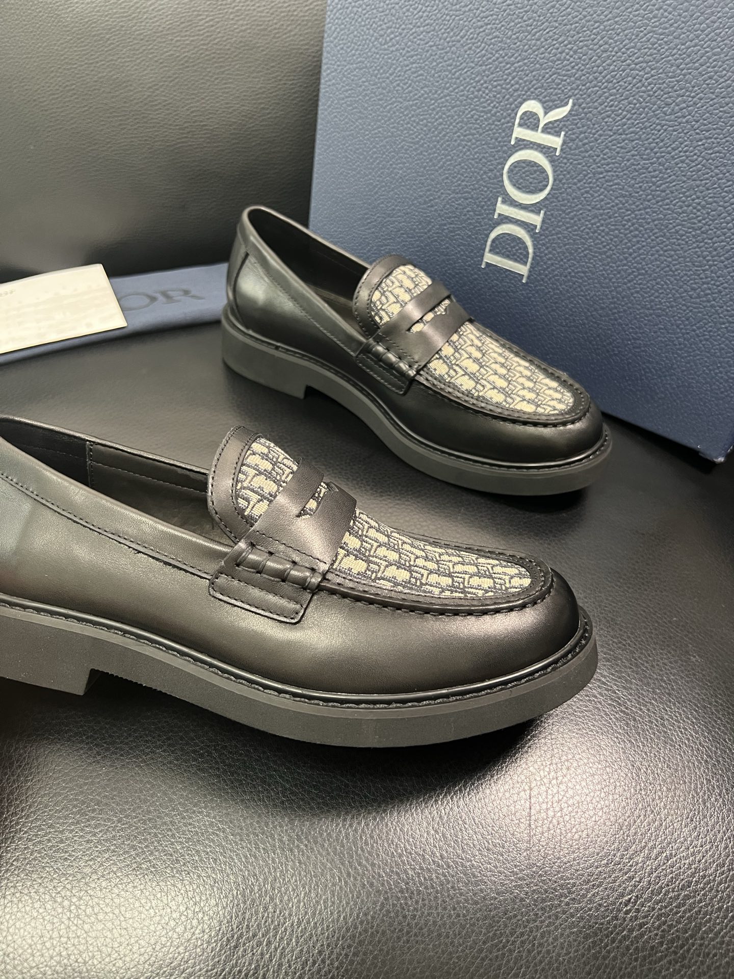 Dior 顶级工艺品 迪奥 专柜同步 原厂配置，意大利进口原版牛皮面料，透气舒适进口水染牛里垫，鞋底：原