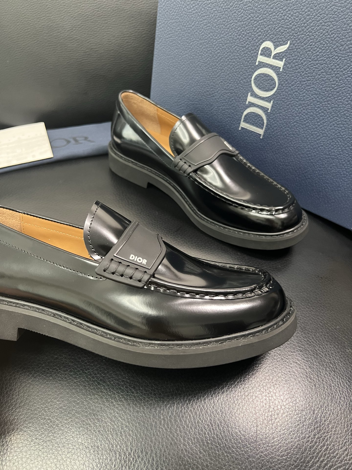 Dior 顶级工艺品 迪奥 专柜同步 原厂配置，意大利进口原版牛皮面料，透气舒适进口水染牛里垫，鞋底：原