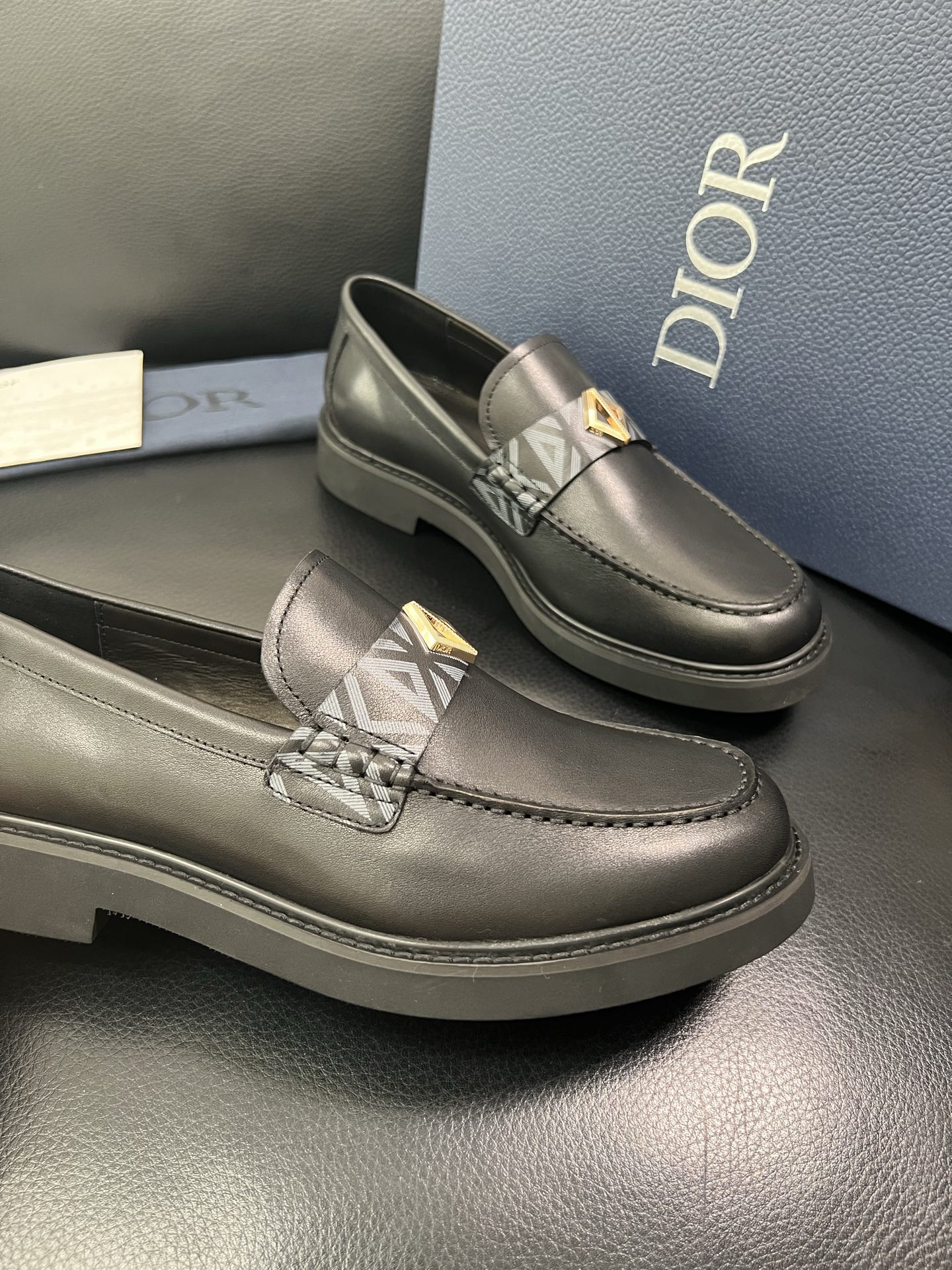 Dior 顶级工艺品 迪奥 专柜同步 原厂配置，意大利进口原版牛皮面料，透气舒适进口水染牛里垫，鞋底：原