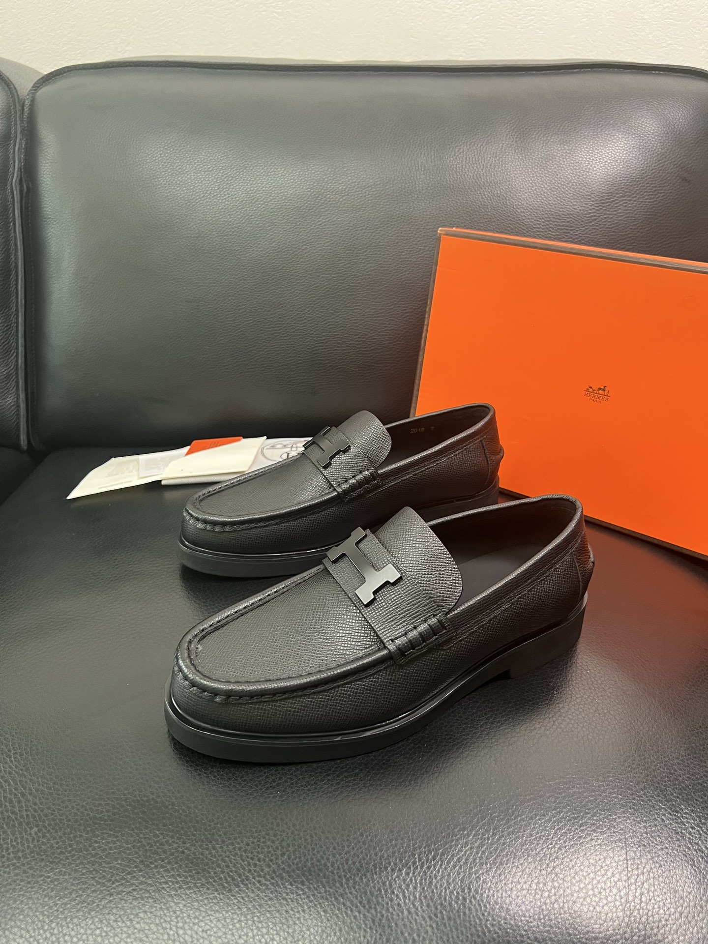 Hermes 顶级工艺品 爱马仕 专柜同步 原厂配置，意大利进口原版牛皮面料，透气舒适进口水染牛里垫，鞋