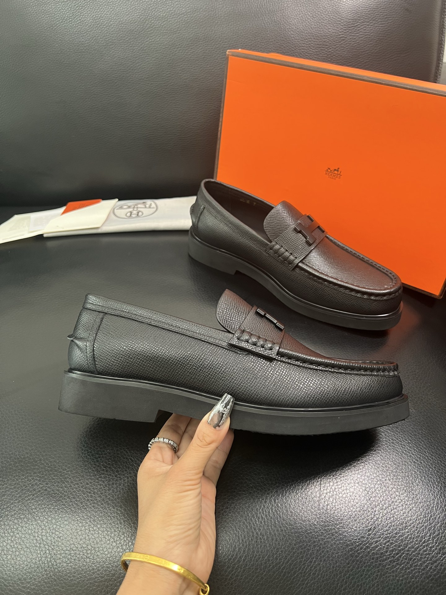 Hermes 顶级工艺品 爱马仕 专柜同步 原厂配置，意大利进口原版牛皮面料，透气舒适进口水染牛里垫，鞋