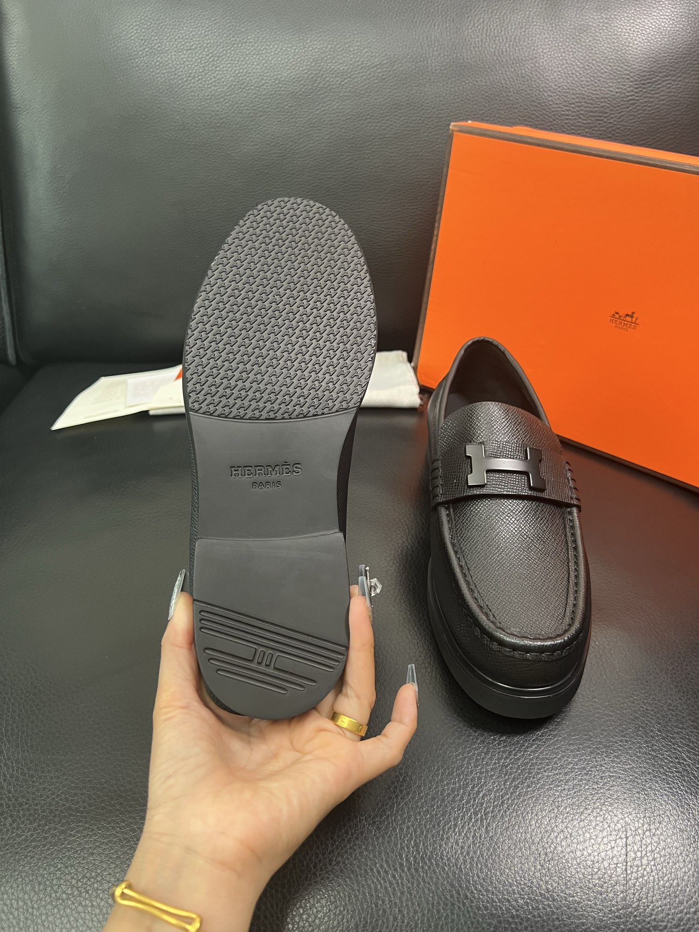 Hermes 顶级工艺品 爱马仕 专柜同步 原厂配置，意大利进口原版牛皮面料，透气舒适进口水染牛里垫，鞋