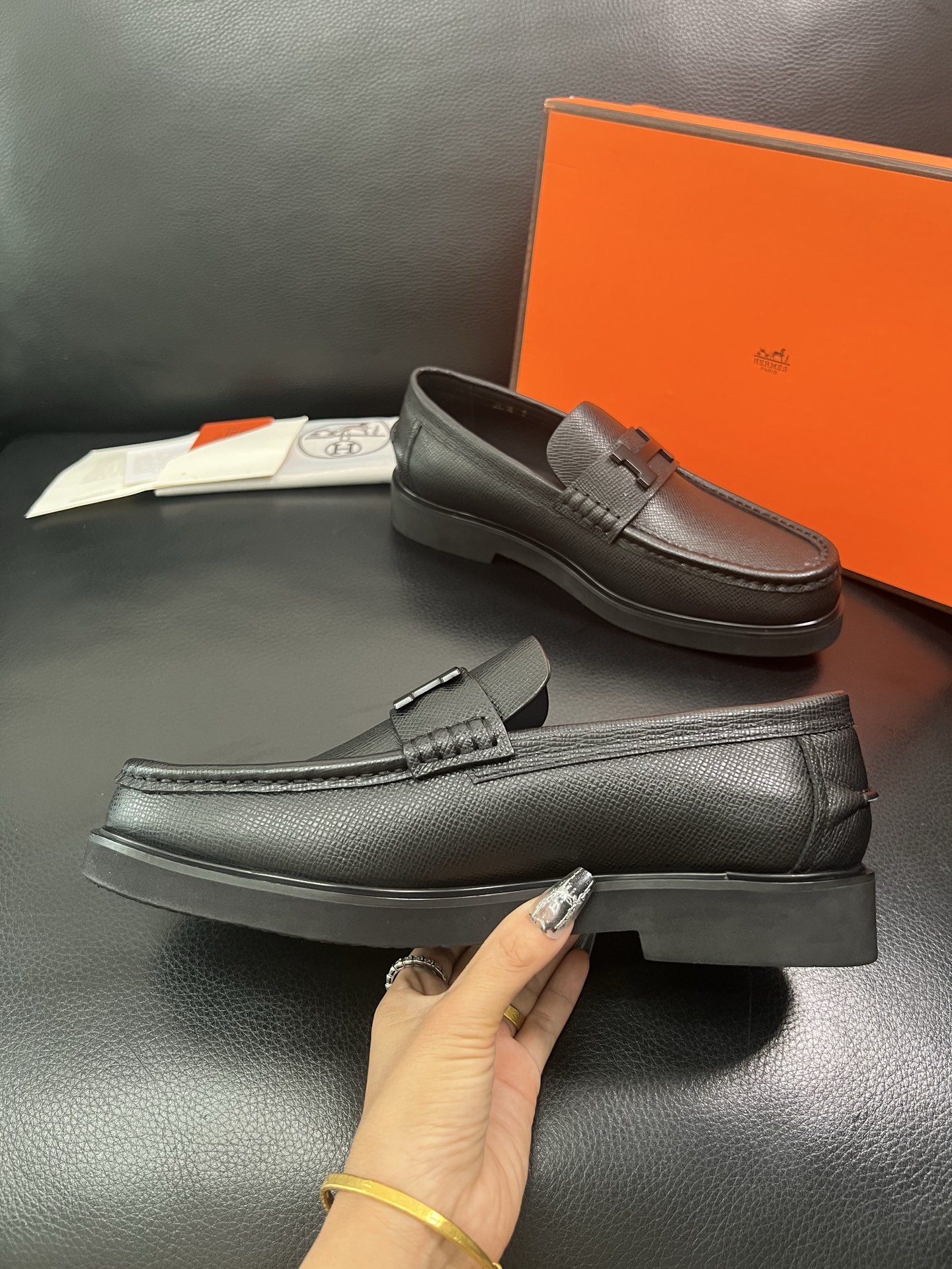 Hermes 顶级工艺品 爱马仕 专柜同步 原厂配置，意大利进口原版牛皮面料，透气舒适进口水染牛里垫，鞋