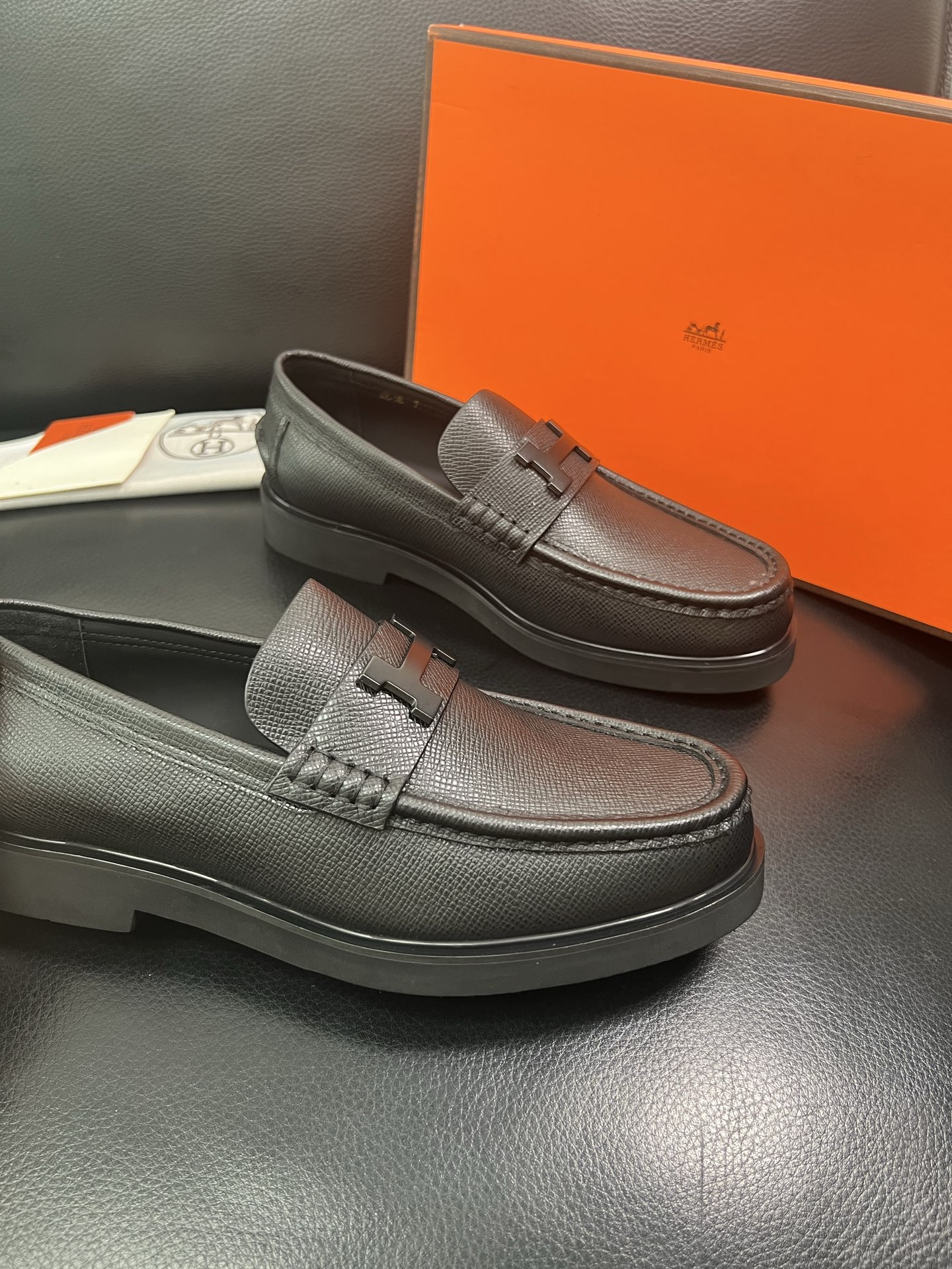 Hermes 顶级工艺品 爱马仕 专柜同步 原厂配置，意大利进口原版牛皮面料，透气舒适进口水染牛里垫，鞋