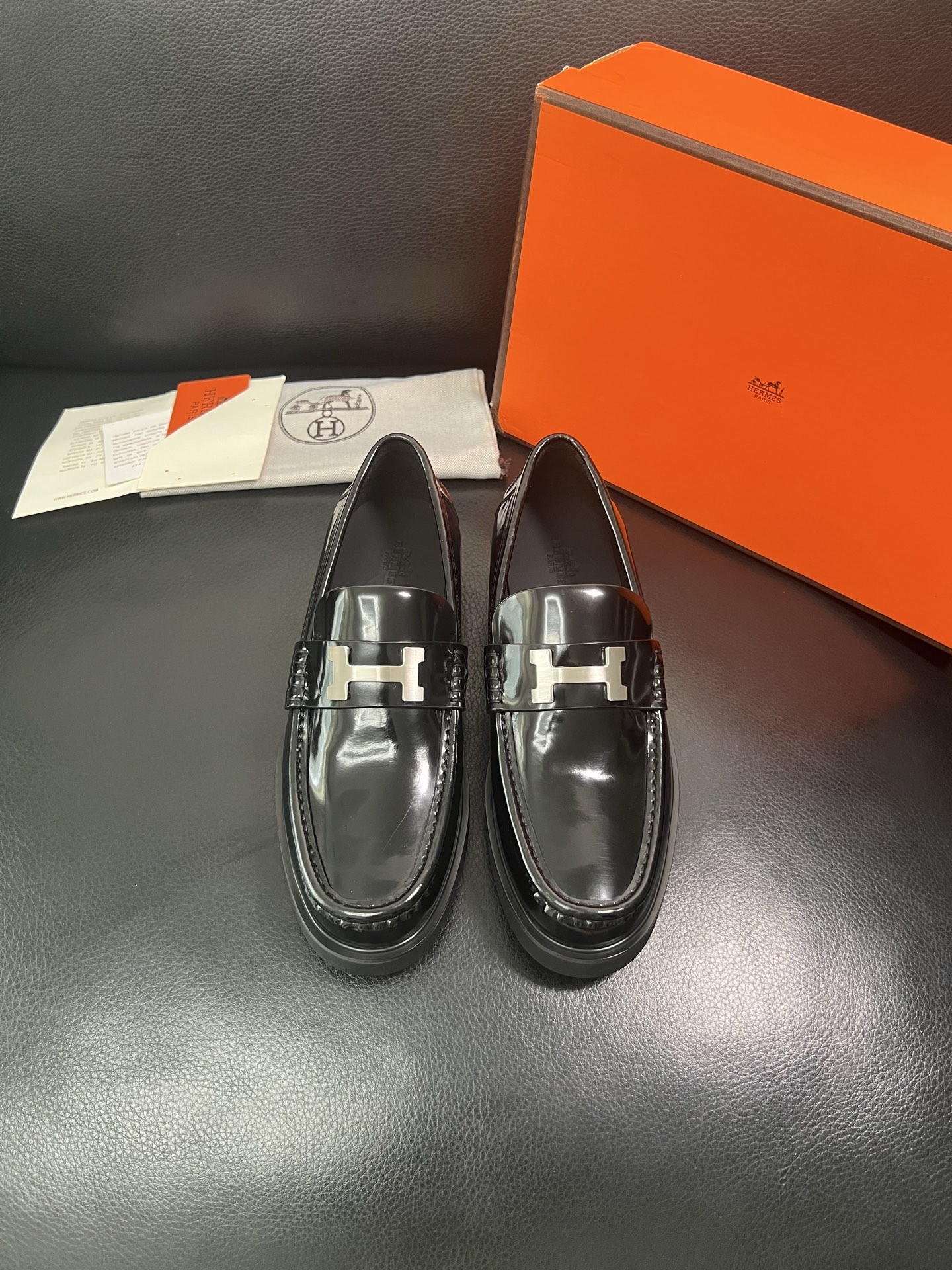Hermes 顶级工艺品 爱马仕 专柜同步 原厂配置，意大利进口原版牛皮面料，透气舒适进口水染牛里垫，鞋