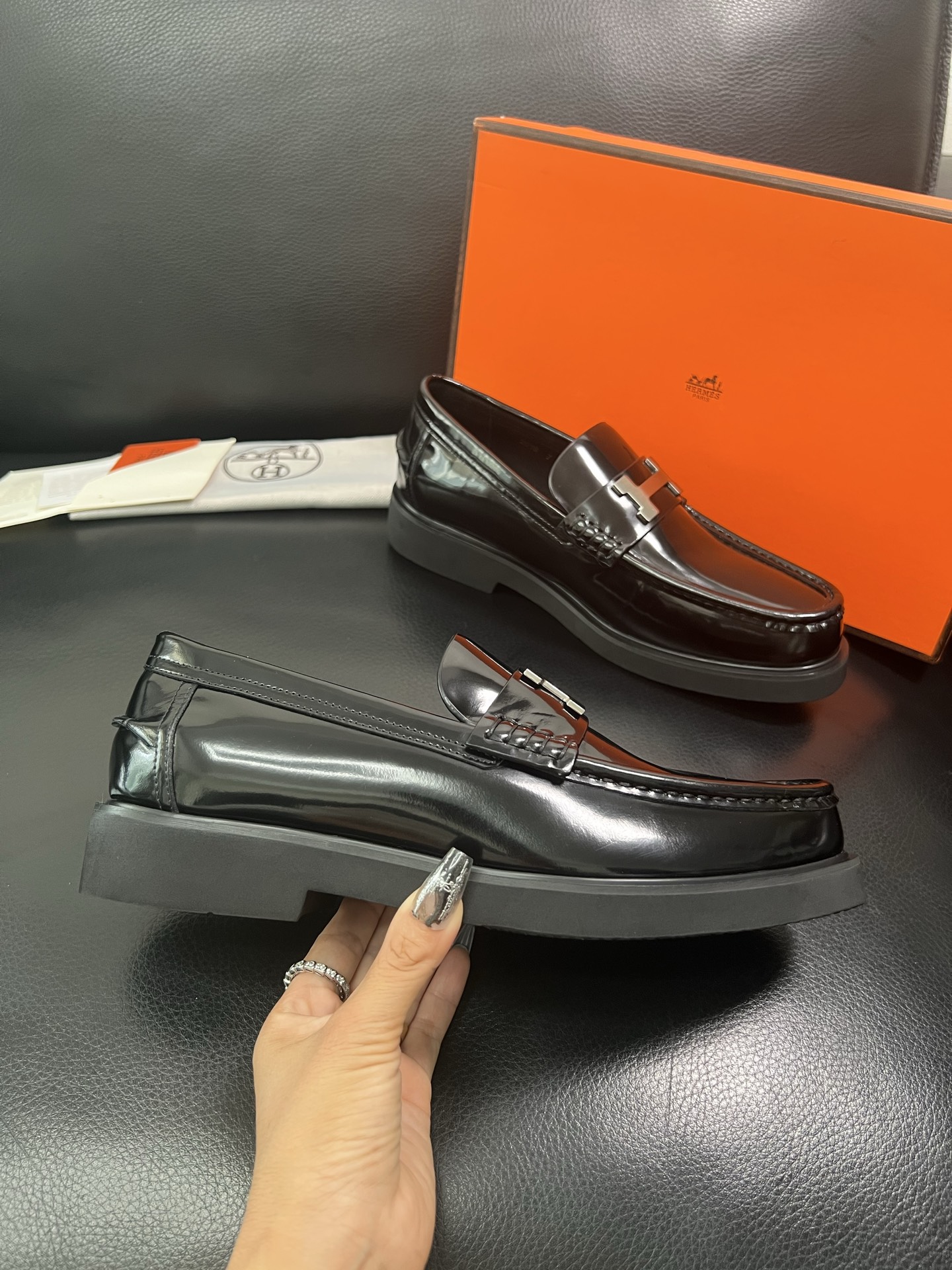 Hermes 顶级工艺品 爱马仕 专柜同步 原厂配置，意大利进口原版牛皮面料，透气舒适进口水染牛里垫，鞋