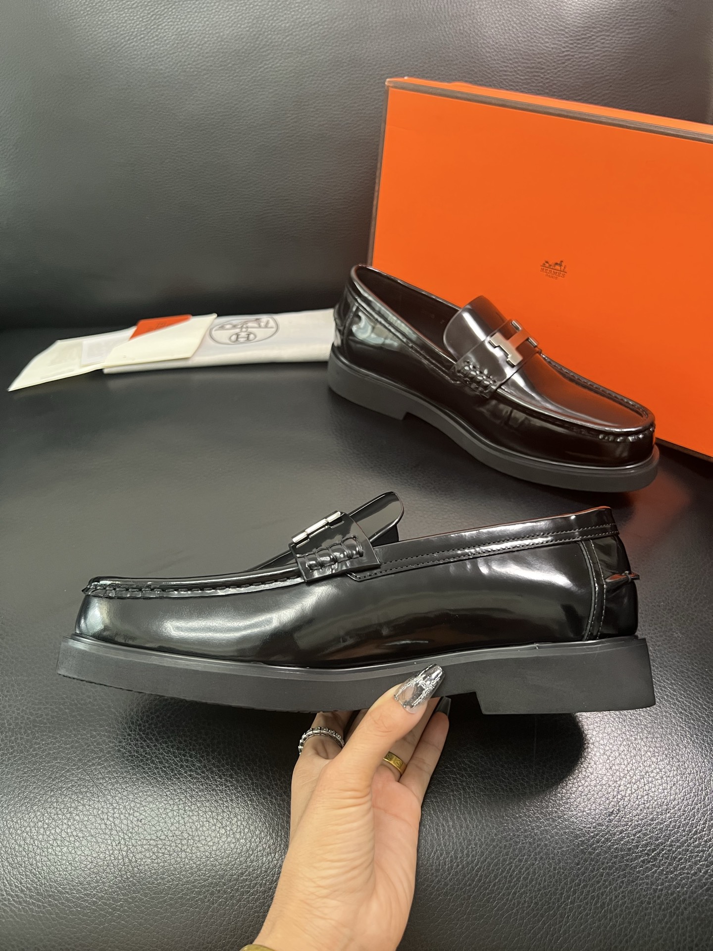 Hermes 顶级工艺品 爱马仕 专柜同步 原厂配置，意大利进口原版牛皮面料，透气舒适进口水染牛里垫，鞋